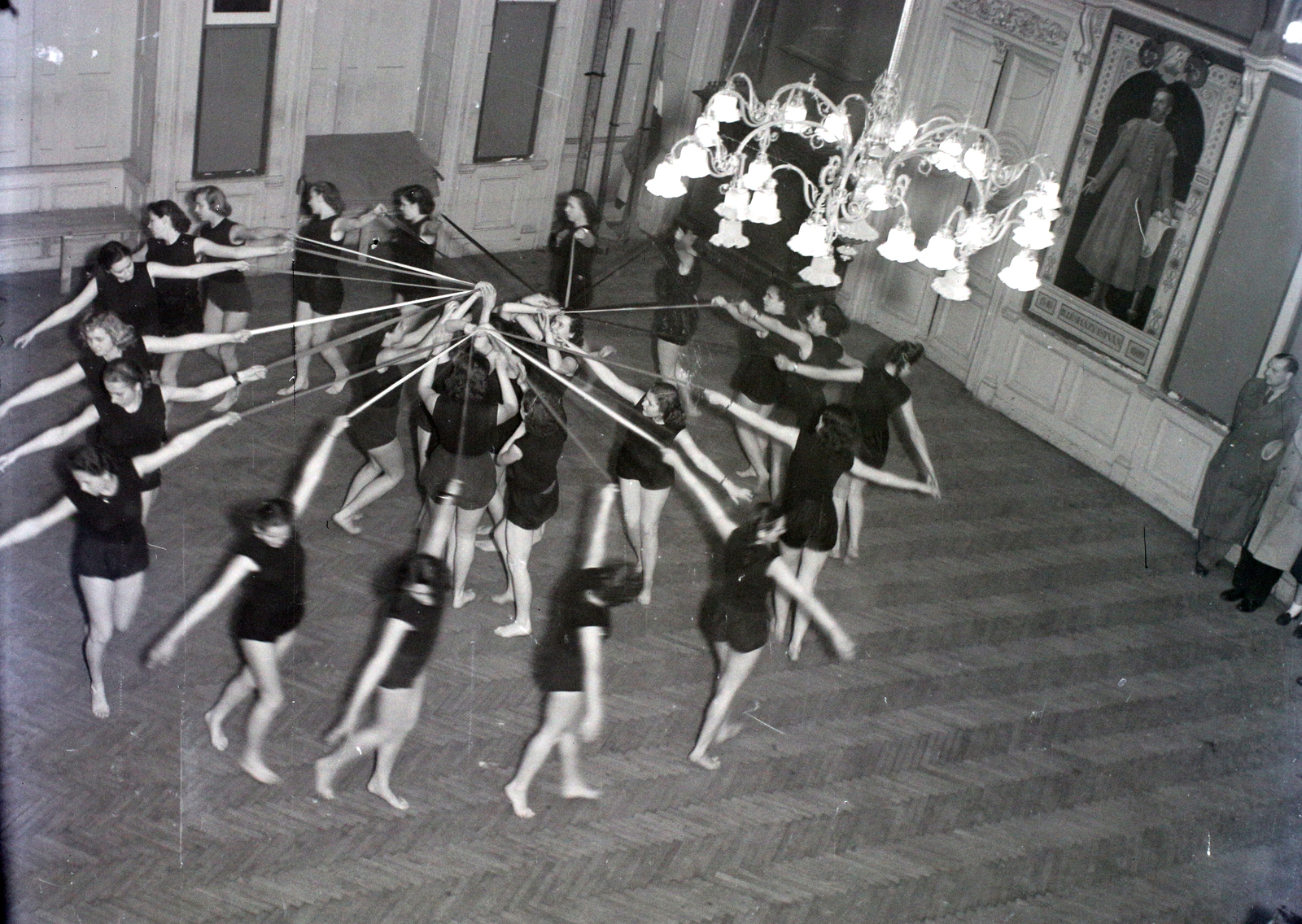 Hungary, Budapest V., Sütő utca 1., a Deák Téri Evangélikus Gimnázium díszterme., 1950, Hámori Gyula, chandelier, parquet floor, Budapest, sash, female gymnast, István Illésházy-portrayal, Fortepan #105449