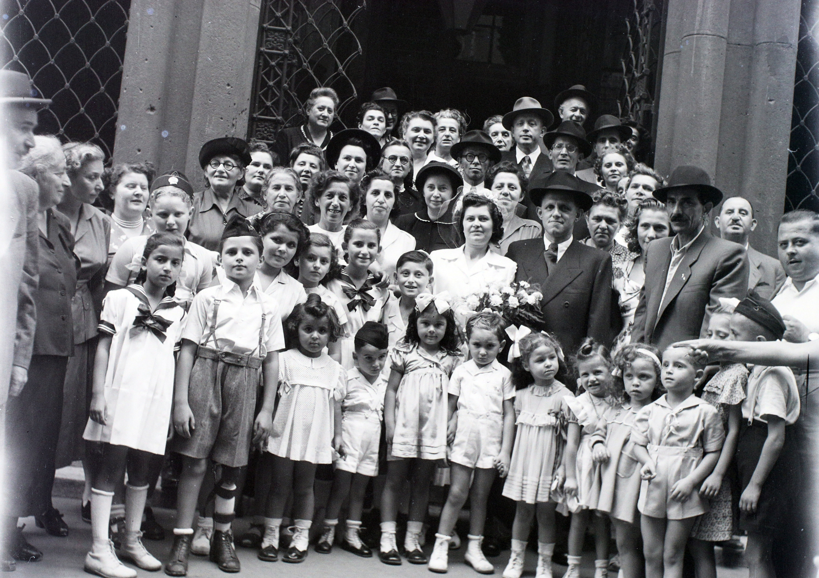 Hungary, Budapest VII., Rumbach Sebestyén utca, a felvétel a kis zsinagóga előtt készült., 1948, Hámori Gyula, Budapest, wedding ceremony, tableau, kids, Fortepan #105455