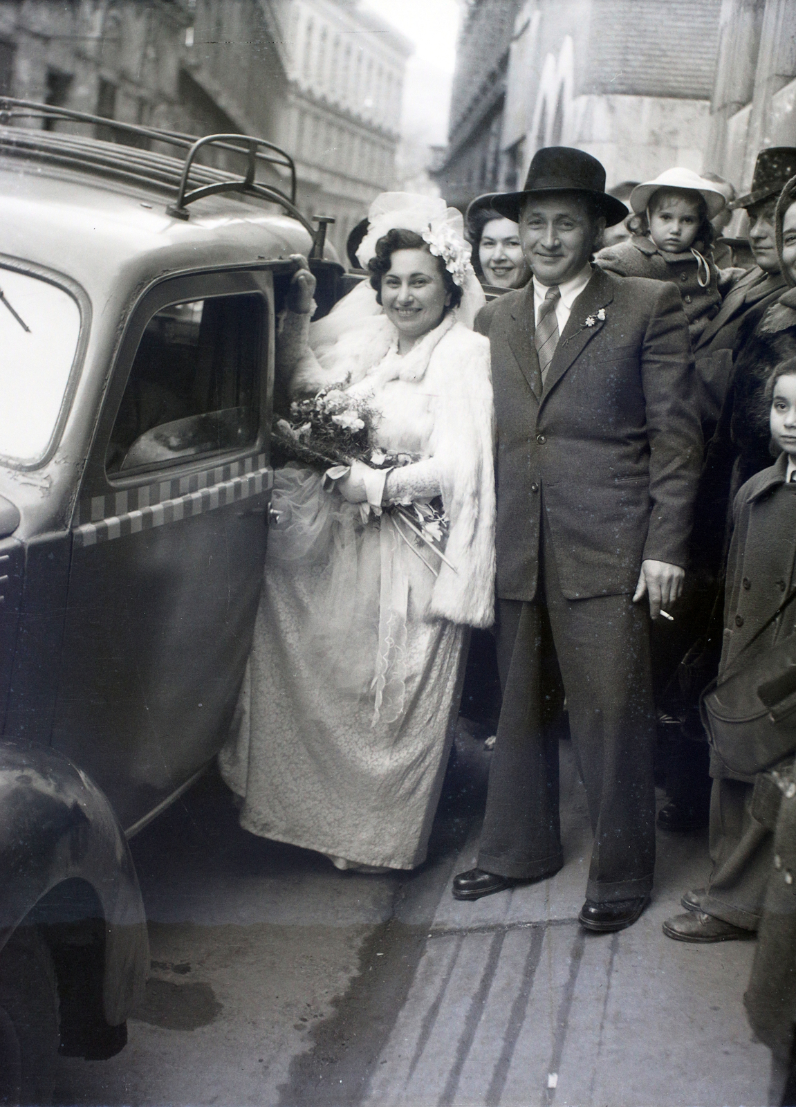 Hungary, Budapest VII., Kazinczy utcai zsinagóga., 1948, Hámori Gyula, Budapest, entering the car, Fortepan #105458