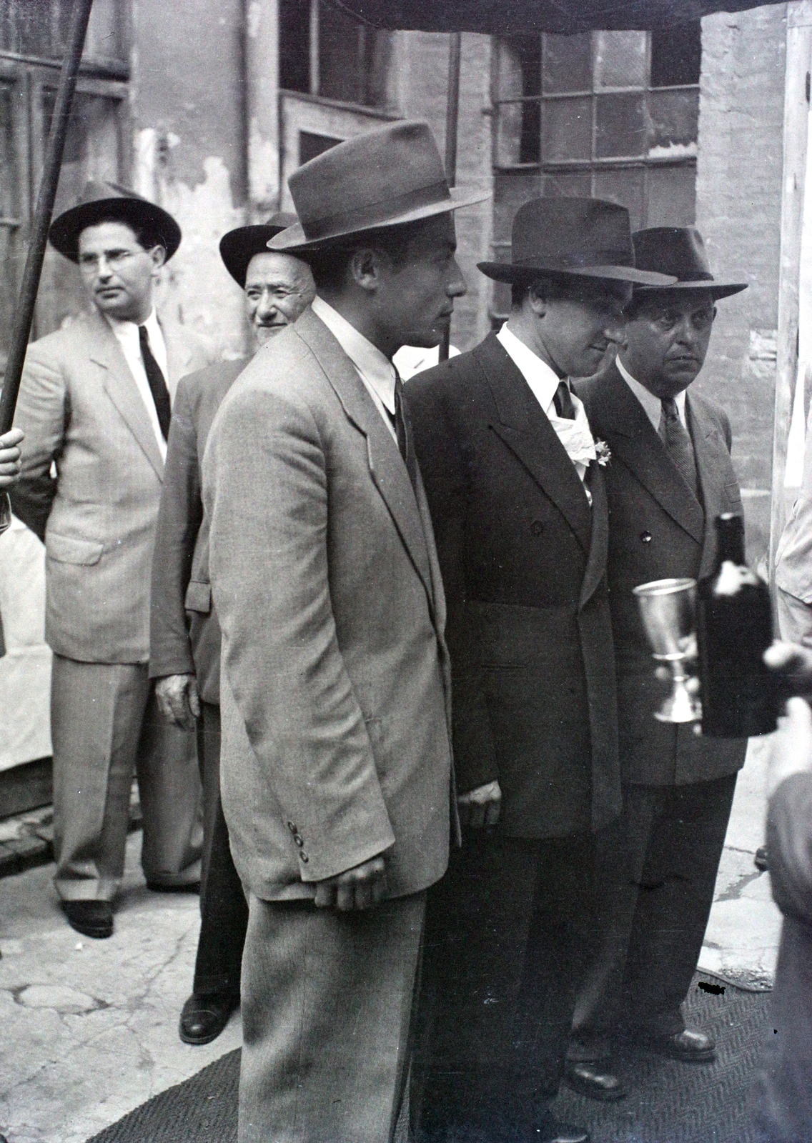 Hungary, Budapest VIII., a József utca 48. udvara., 1948, Hámori Gyula, Budapest, hat, men, tie, bottle, glass, suit, Fortepan #105459