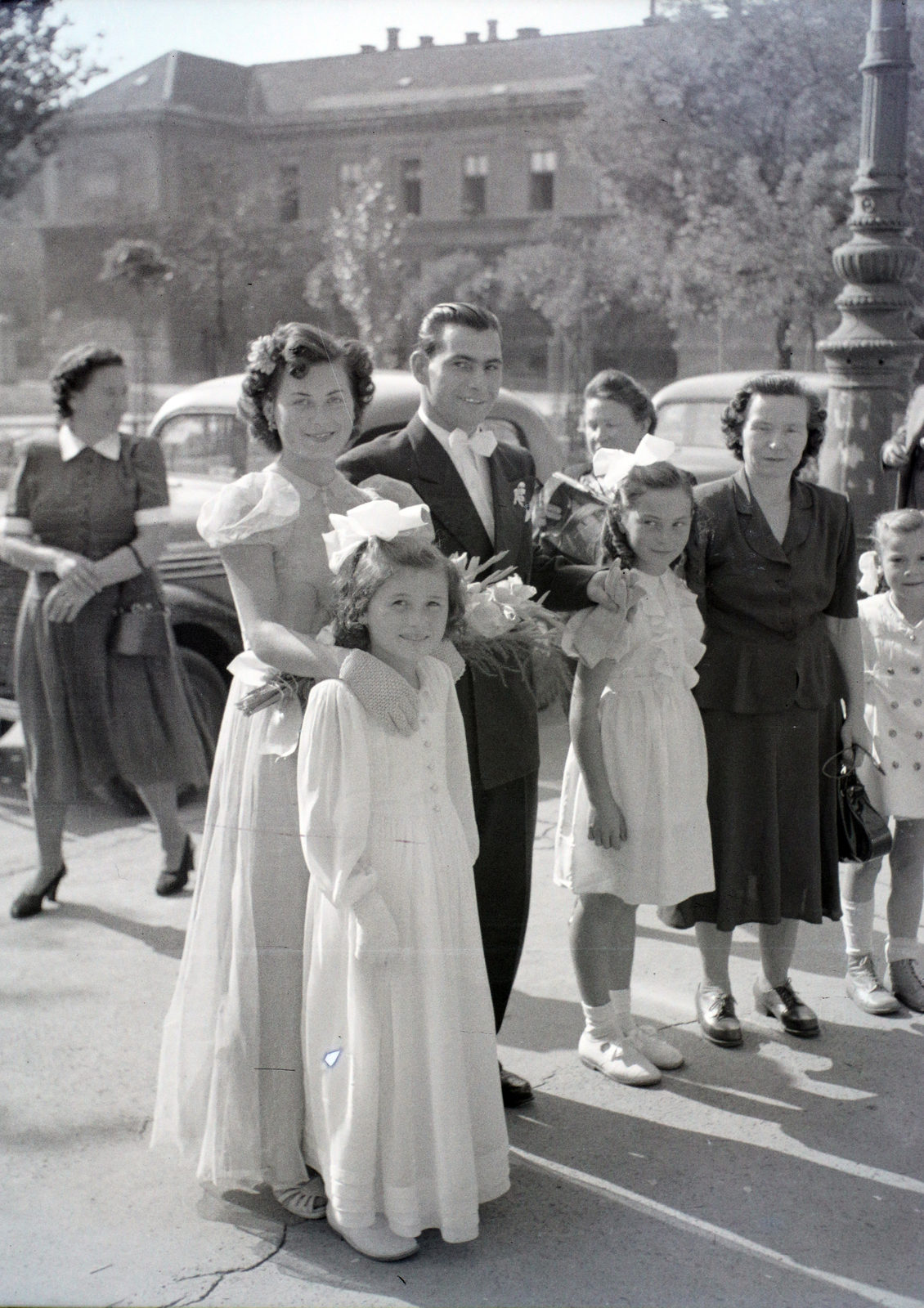 Hungary, Budapest VII., Rózsák tere, a felvétel a görögkatolikus templom előtt készült., 1949, Hámori Gyula, Budapest, Ferenc Kolbenheyer-design, wedding ceremony, Fortepan #105462