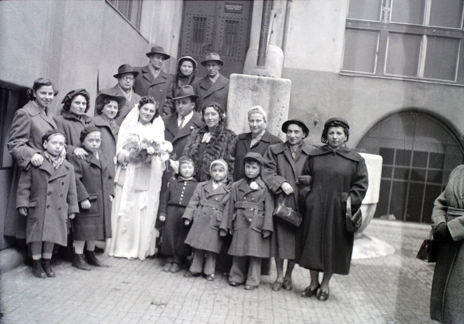Hungary, Budapest VII., a Kazinczy utcai orthodox központ udvara., 1948, Hámori Gyula, Budapest, wedding ceremony, tableau, stairs, Fortepan #105465