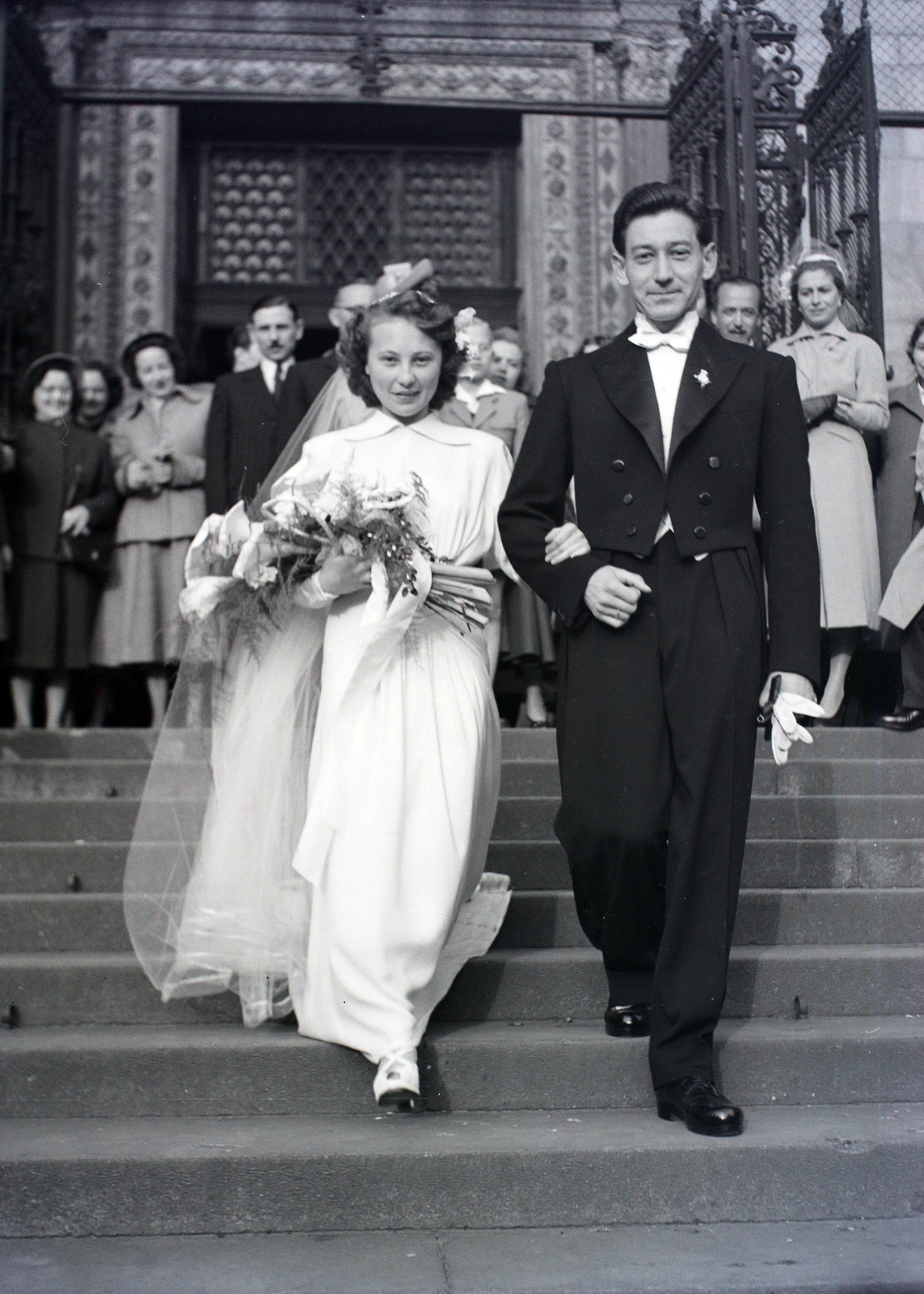 Hungary, Budapest V., Szent István tér, a Szent István-bazilika főbejárata., 1951, Hámori Gyula, Budapest, wedding ceremony, Fortepan #105466