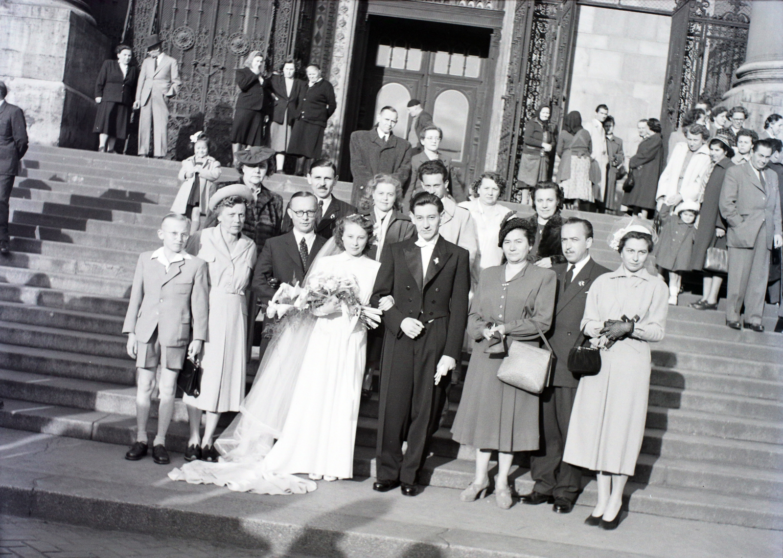 Hungary, Budapest V., Szent István tér, a Szent István-bazilika főbejárata., 1951, Hámori Gyula, hat, wedding ceremony, tableau, bride, groom, handbag, white tie, Budapest, slanted, Fortepan #105467