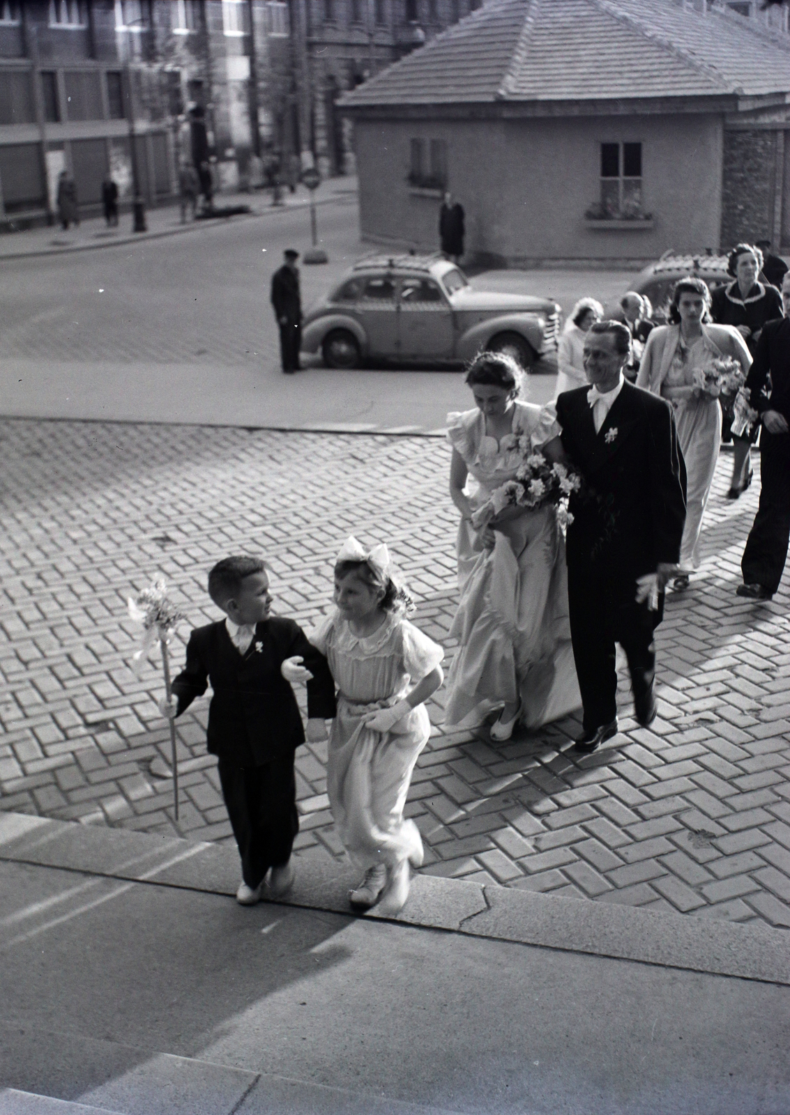 Magyarország, Budapest V., Szent István tér, a felvétel a Szent István-bazilika főbejárata előtt készült., 1951, Hámori Gyula, esküvő, utcakép, taxi, menyasszony, vőlegény, Skoda 1101/1102 Tudor, frakk, keramit, Budapest, Fortepan #105468