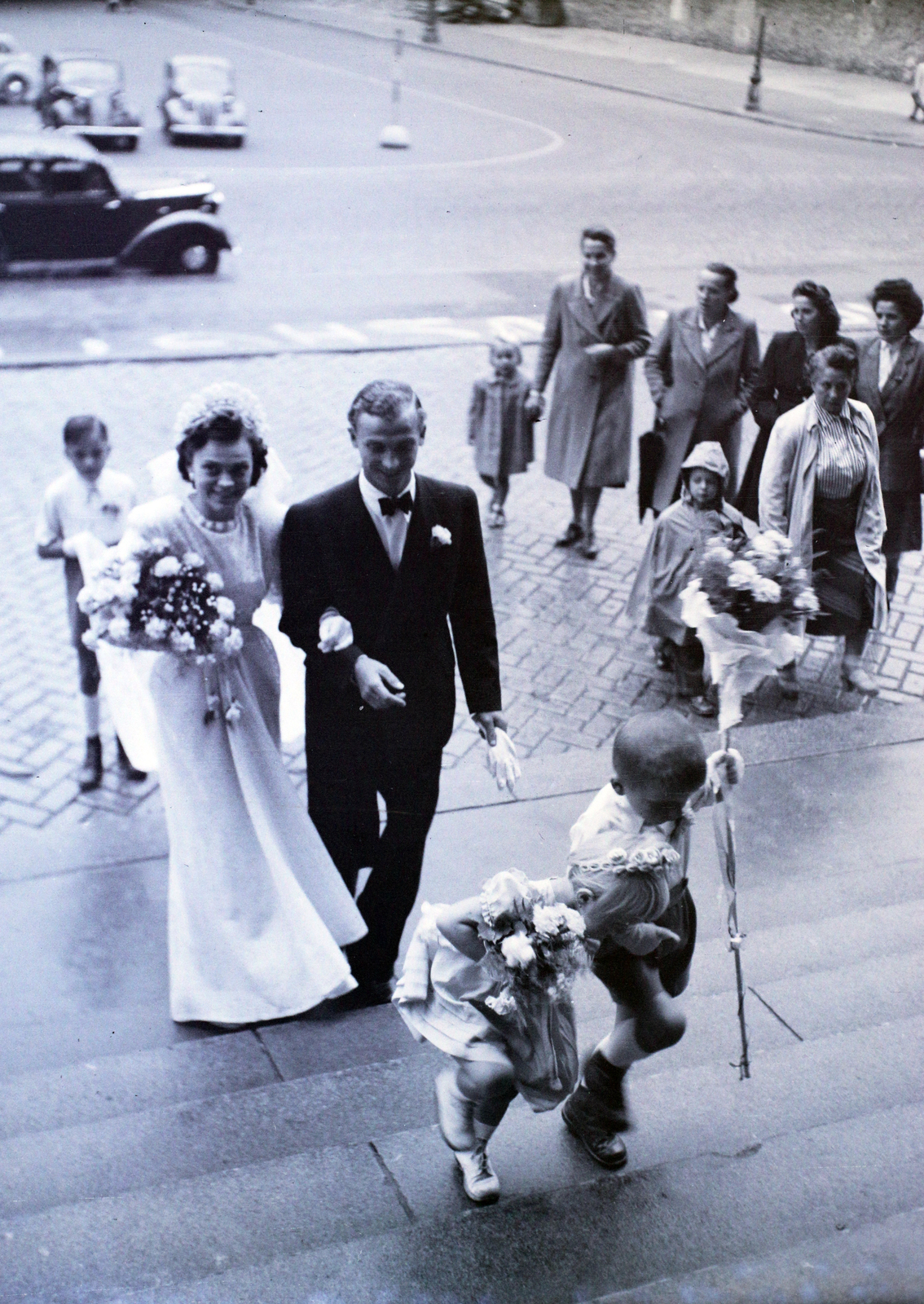 Hungary, Budapest V., Szent István tér, a felvétel a Szent István-bazilika főbejárata előtt készült., 1948, Hámori Gyula, Budapest, hold upper arms, bride, groom, kids, Fortepan #105473