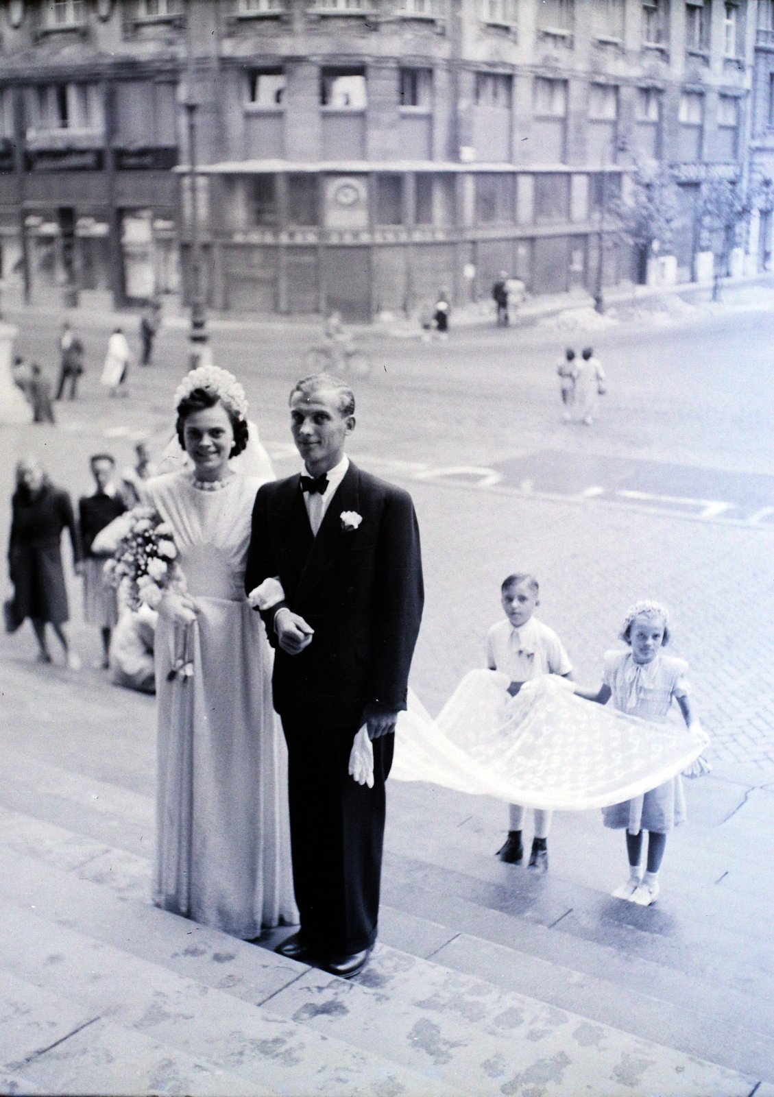 Hungary, Budapest V., Szent István tér, a felvétel a Szent István-bazilika főbejárata előtt készült., 1948, Hámori Gyula, Budapest, hold upper arms, bridesmaid, bride, groom, Fortepan #105474