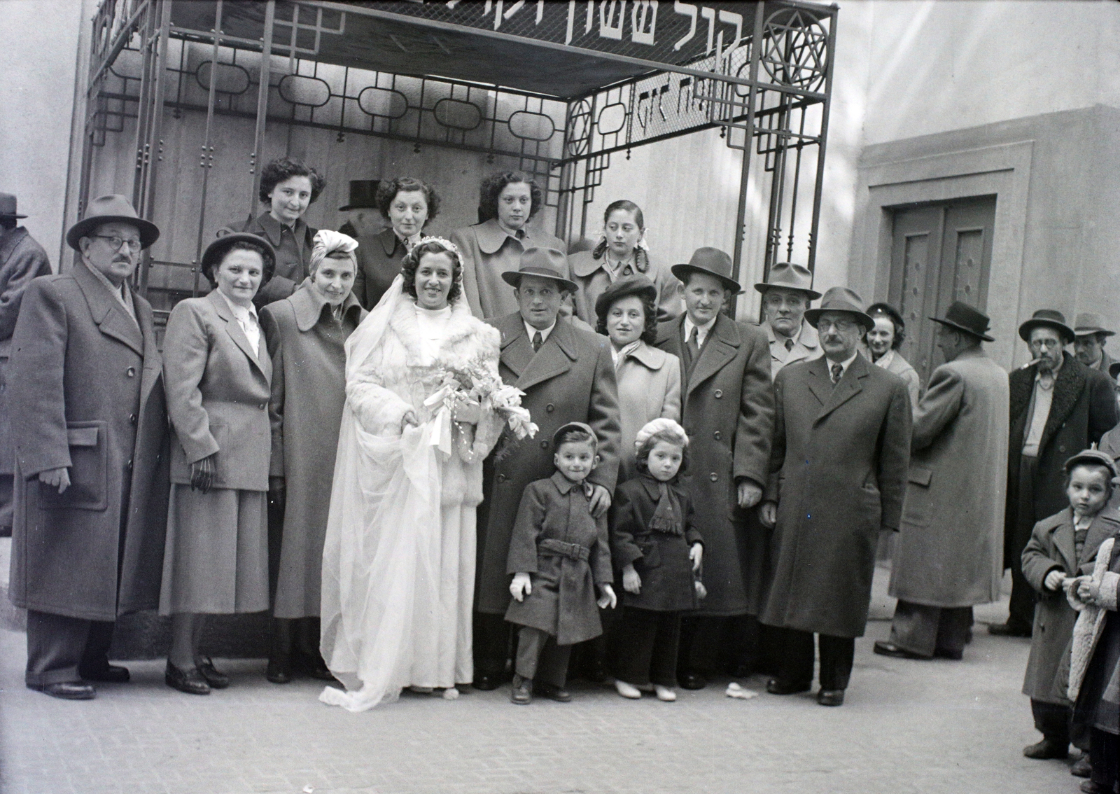 Hungary, Budapest VII., a Kazinczy utcai orthodox központ udvara, hüpe (menyegzői baldachin) a zsinagógánál., 1949, Hámori Gyula, judaism, Budapest, chuppah, Fortepan #105478