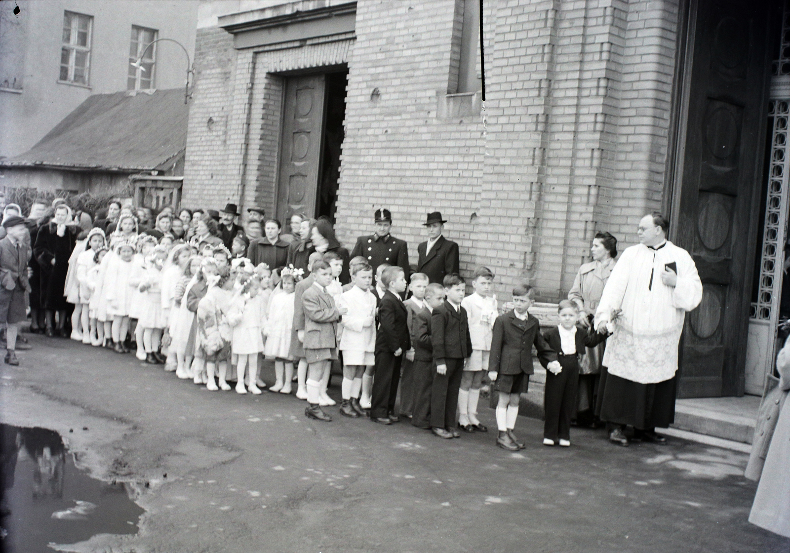 Hungary, Budapest VIII., Kerepesi út 33., Lisieux-i Szent Teréz-templom (Törökőri templom)., 1948, Hámori Gyula, Budapest, priest, kids, standing in line, Fortepan #105479