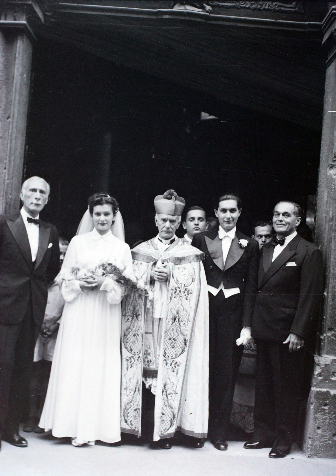 Hungary, a kép jobb szélén Palló Imre operaénekes, a Magyar Állami Operaház késöbbi igazgatója., 1948, Hámori Gyula, priest, bride, groom, Budapest, Fortepan #105484