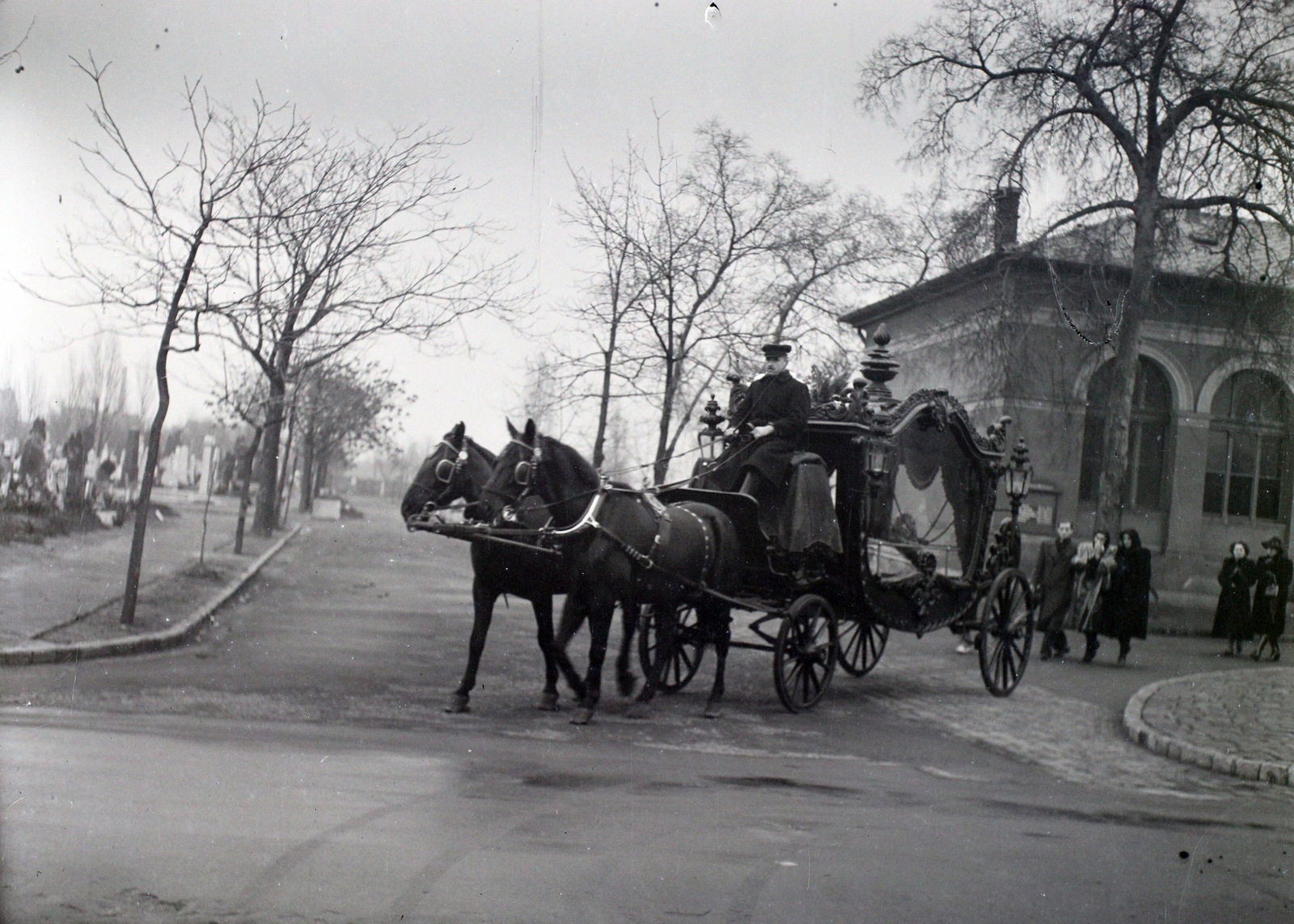 Hungary, Budapest VIII., Fiumei úti Nemzeti Sírkert (Kerepesi temető), jobbra a háttérben a ravatalozó., 1949, Hámori Gyula, cemetery, funeral, Budapest, funeral procession, hearse, Fortepan #105493