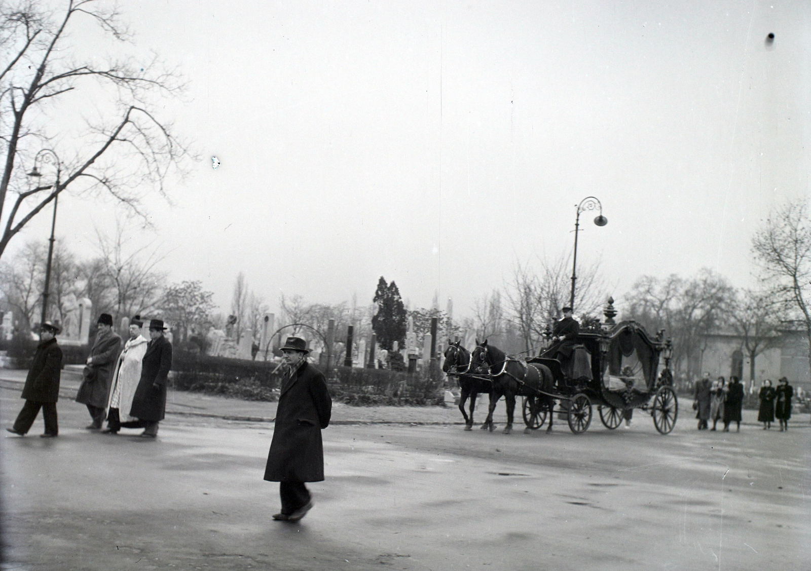 Hungary, Budapest VIII., Fiumei úti Nemzeti Sírkert (Kerepesi temető)., 1949, Hámori Gyula, cemetery, funeral, Budapest, funeral procession, hearse, Fortepan #105494
