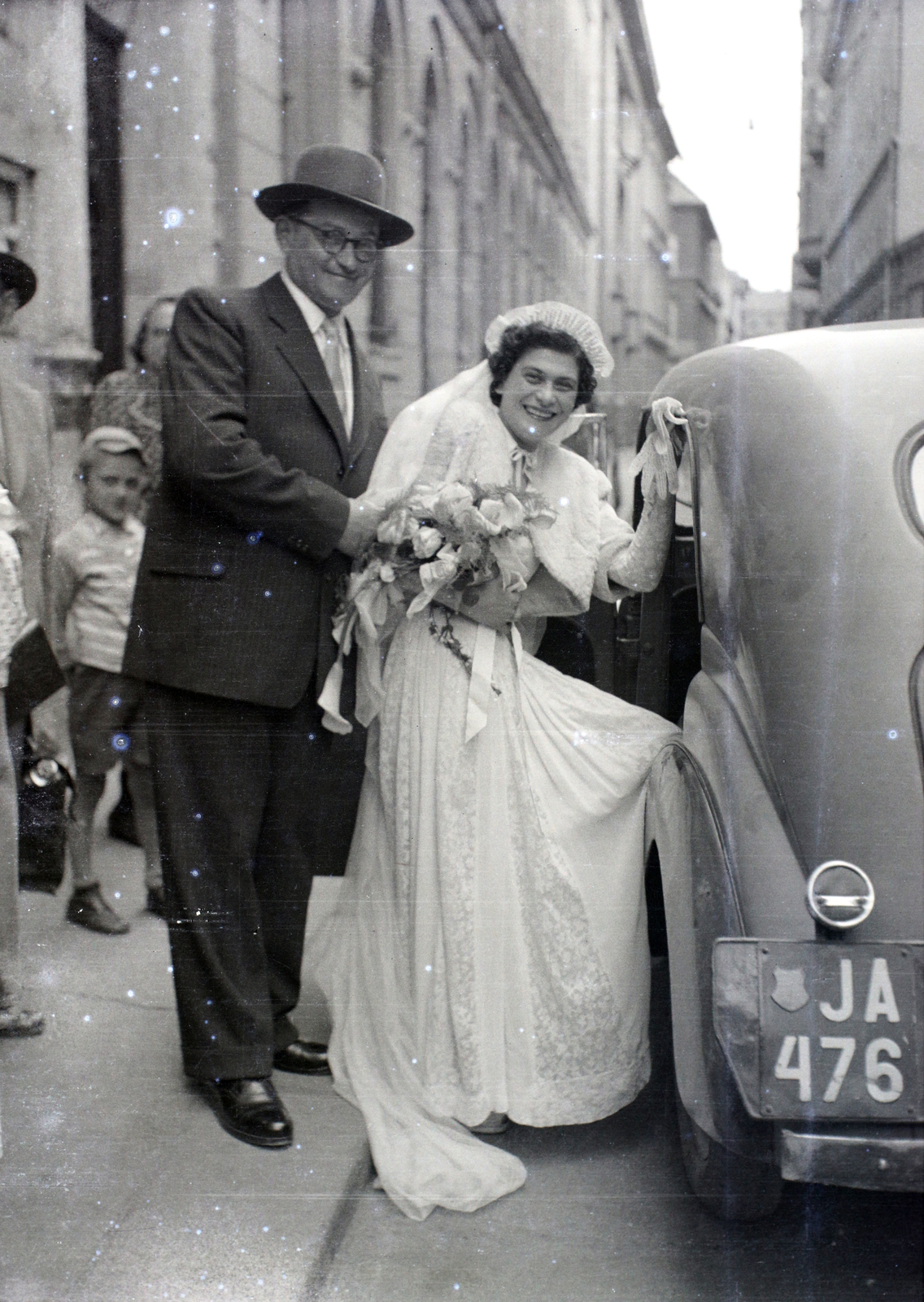 Magyarország, Budapest VII., Kazinczy utca a zsinagógától a Wesselényi utca felé nézve., 1949, Hámori Gyula, taxi, Renault Juvaquatre, rendszám, Budapest, autóba szállás, Fortepan #105496