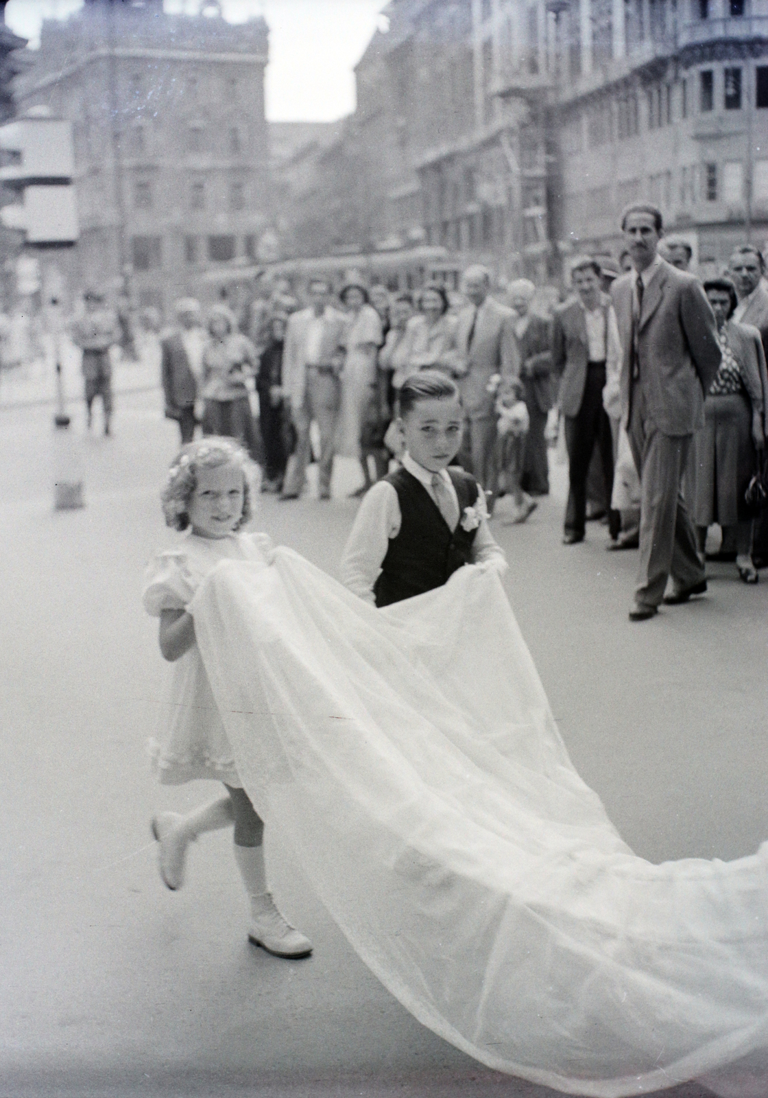 Hungary, Budapest V., Ferenciek tere a Belvárosi Ferences templom előtt, háttérben az ekkori Apponyi tér., 1947, Hámori Gyula, Budapest, bridesmaid, wedding ceremony, gaping, veil, Fortepan #105498