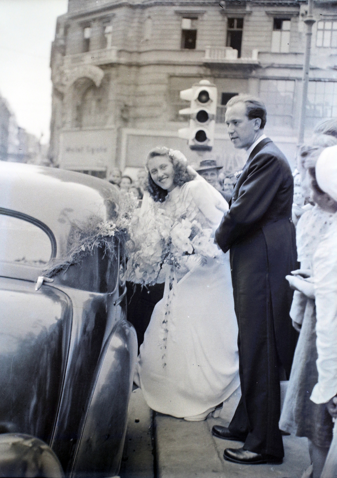 Magyarország, Budapest V., Ferenciek tere, a felvétel a Belvárosi Ferences templom előtt készült. Háttérben a Kossuth Lajos utca - Petőfi Sándor utca sarok., 1947, Hámori Gyula, Budapest, autóba szállás, menyasszony, vőlegény, Fortepan #105499