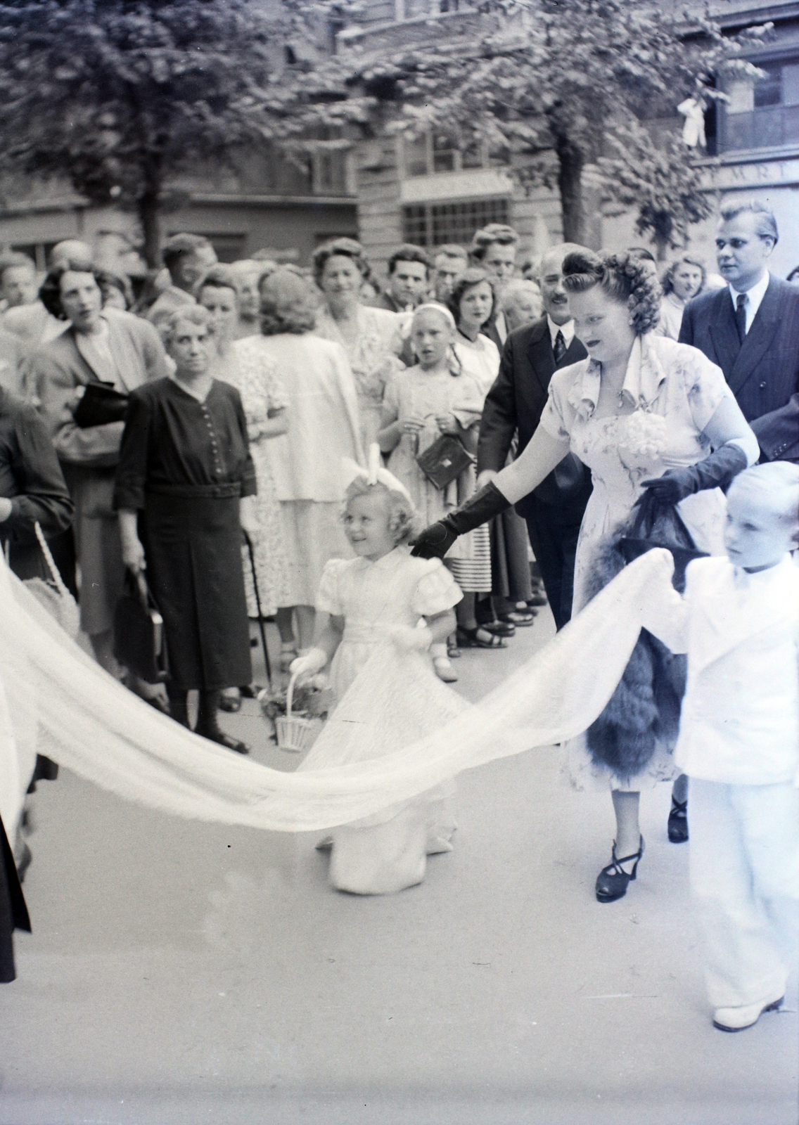 Hungary, Budapest V., Ferenciek tere, a felvétel a Belvárosi Ferences templom előtt készült., 1947, Hámori Gyula, Budapest, bridesmaid, wedding ceremony, veil, Fortepan #105500