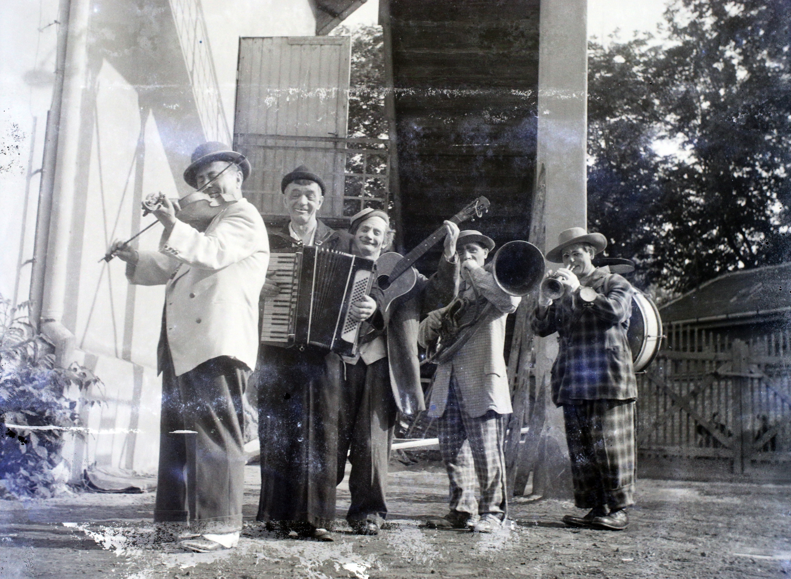 Hungary, Budapest XIV., bohócok a Fővárosi Nagycirkusz udvarán., 1949, Hámori Gyula, musical instrument, band, violin, accordion, guitar, clown, Budapest, Fortepan #105503