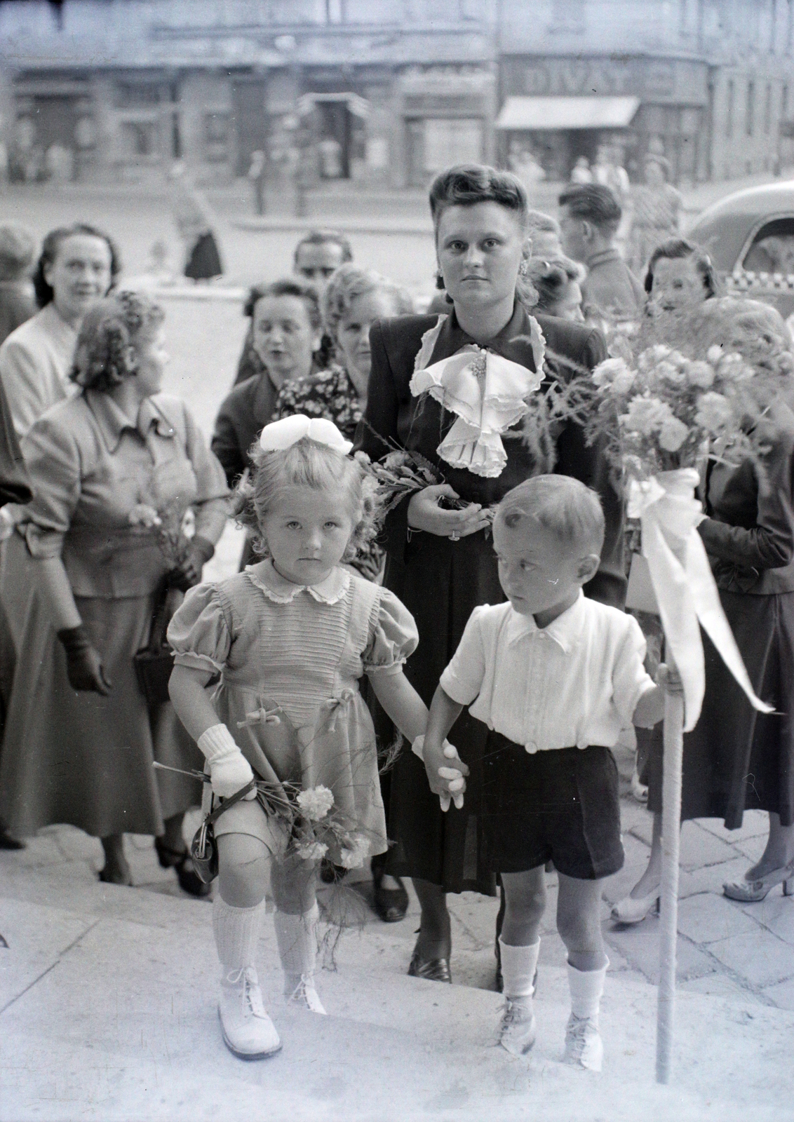 Hungary, Budapest IX., Bakáts tér, a felvétel az Assisi Szent Ferenc-templom előtt készült., 1948, Hámori Gyula, Budapest, hold hands, ribbon, girl, kid, Fortepan #105508