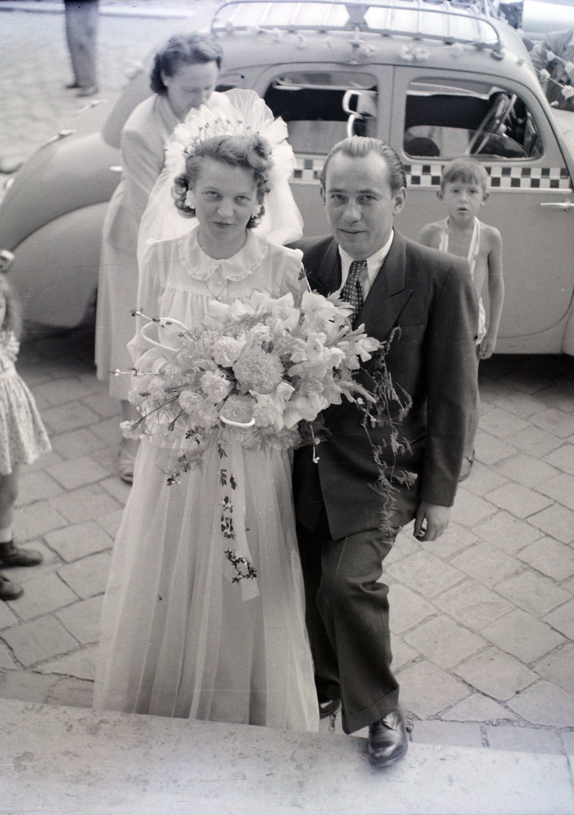 Hungary, Budapest IX., Bakáts tér, a felvétel az Assisi Szent Ferenc-templom előtt készült., 1948, Hámori Gyula, Budapest, bride, groom, Fortepan #105509