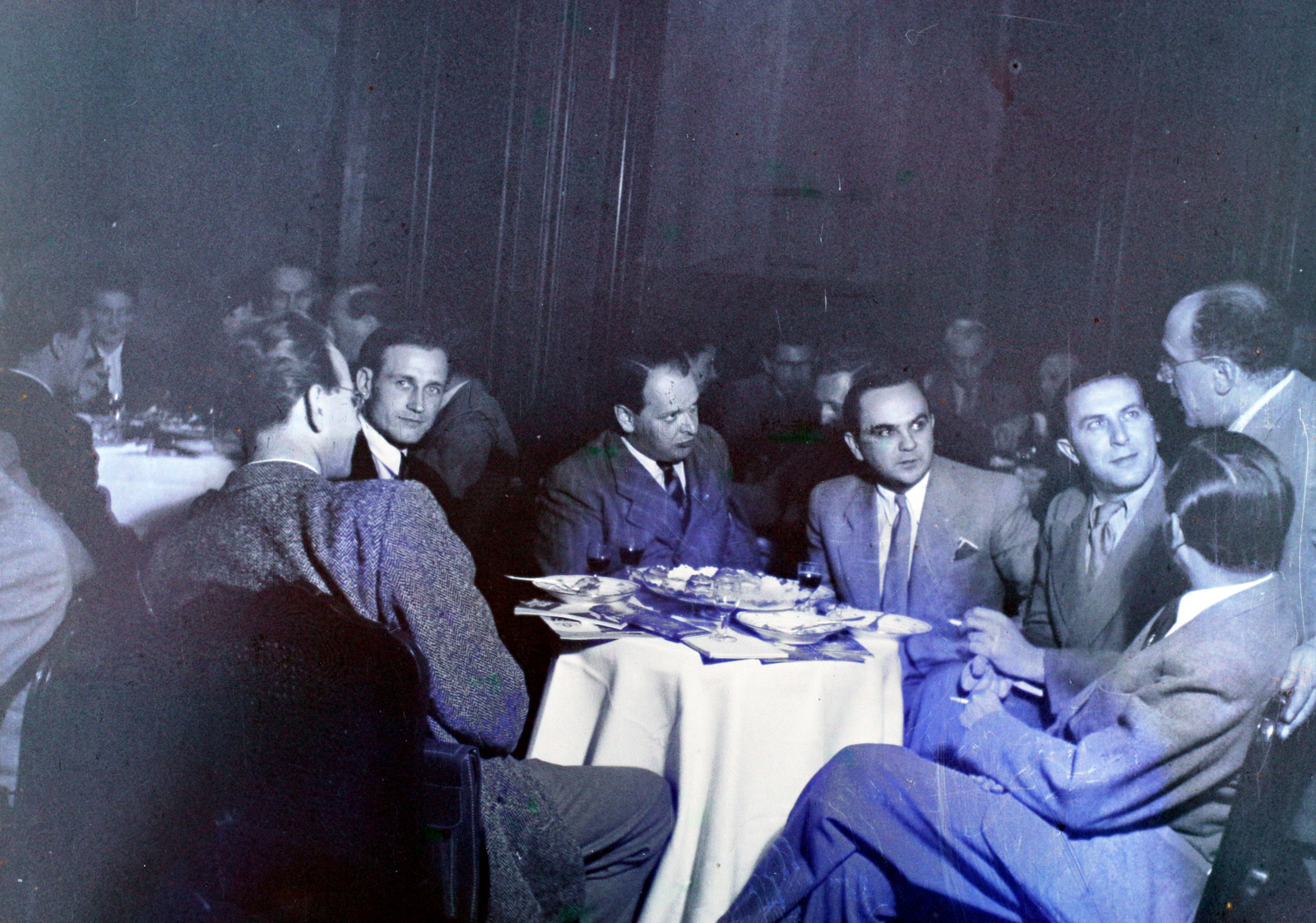 1949, Hámori Gyula, gentleman, cigarette, table society, talks, Fortepan #105512
