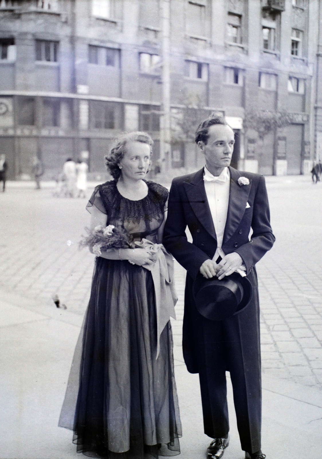 Hungary, Budapest V., Szent István tér, a felvétel a Szent István-bazilika főbejárata előtt készült., 1948, Hámori Gyula, Budapest, hat in hand, bride, groom, top hat, white tie, Fortepan #105520