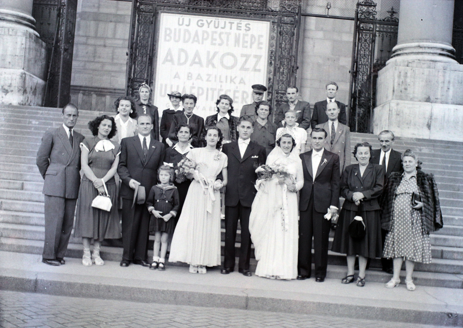 Hungary, Budapest V., Szent István tér, a Szent István-bazilika főbejárata., 1948, Hámori Gyula, Budapest, wedding ceremony, tableau, Fortepan #105527