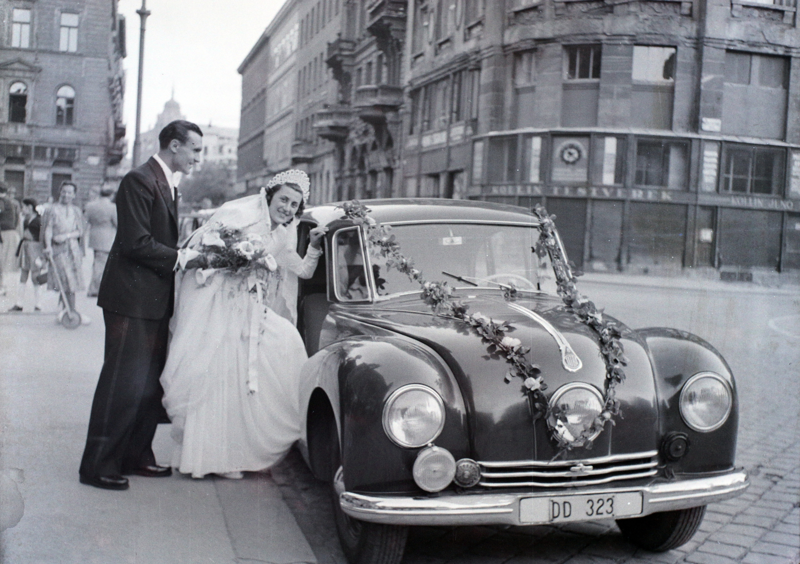 Hungary, Budapest V., Szent István tér, a felvétel a Szent István-bazilika főbejárata előtt készült, balra a Hercegprímás (Wekerle Sándor) utca a Deák Ferenc tér felé nézve., 1948, Hámori Gyula, wedding ceremony, Czechoslovak brand, Tatra-brand, bride, automobile, Tatra T87, Budapest, entering the car, number plate, Fortepan #105528