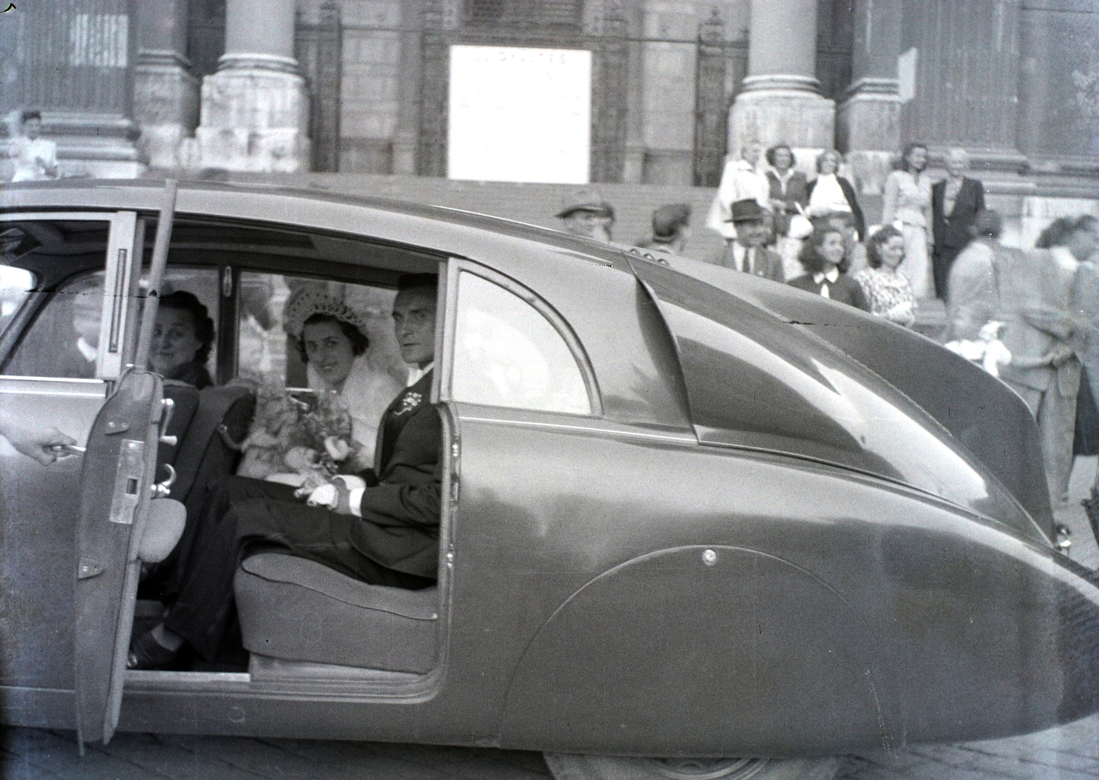 Hungary, Budapest V., Szent István tér, háttérben a Szent István-bazilika főbejárata., 1948, Hámori Gyula, wedding ceremony, Czechoslovak brand, Tatra-brand, bride, automobile, Tatra T87, Budapest, peeking, Fortepan #105529