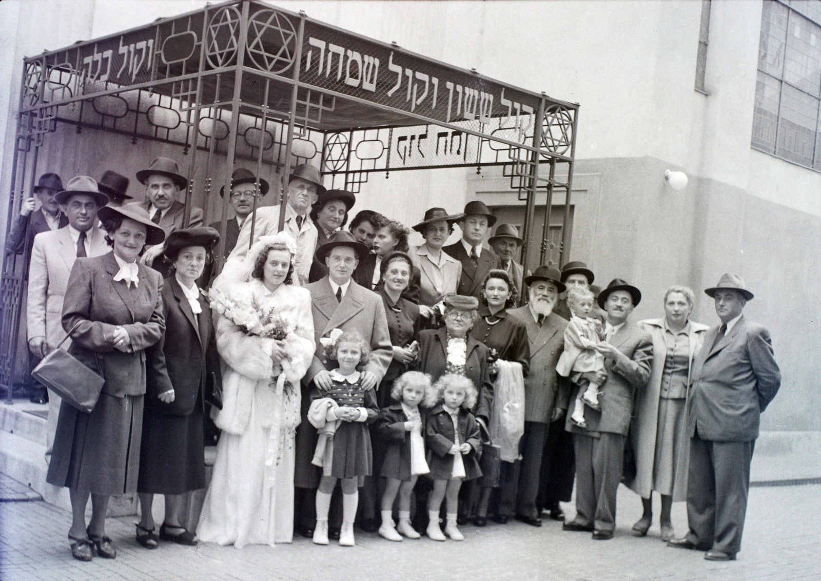 Magyarország, Budapest VII., a Kazinczy utcai orthodox központ udvara, hüpe (menyegzői baldachin) a zsinagógánál., 1947, Hámori Gyula, zsidóság, Budapest, héber írás, hüpe, Dávid csillag, Fortepan #105532