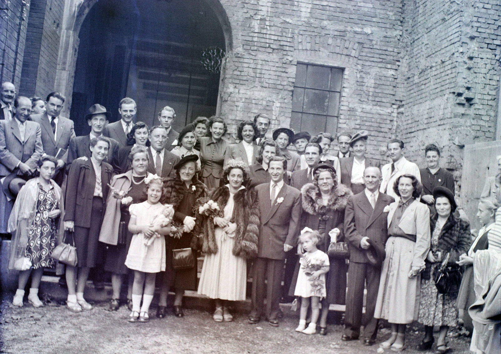 Hungary, Budapest VII., Dohány utca, a felvétel a zsinagóga udvarán készült., 1947, Hámori Gyula, Budapest, bride, groom, wedding ceremony, tableau, Fortepan #105534