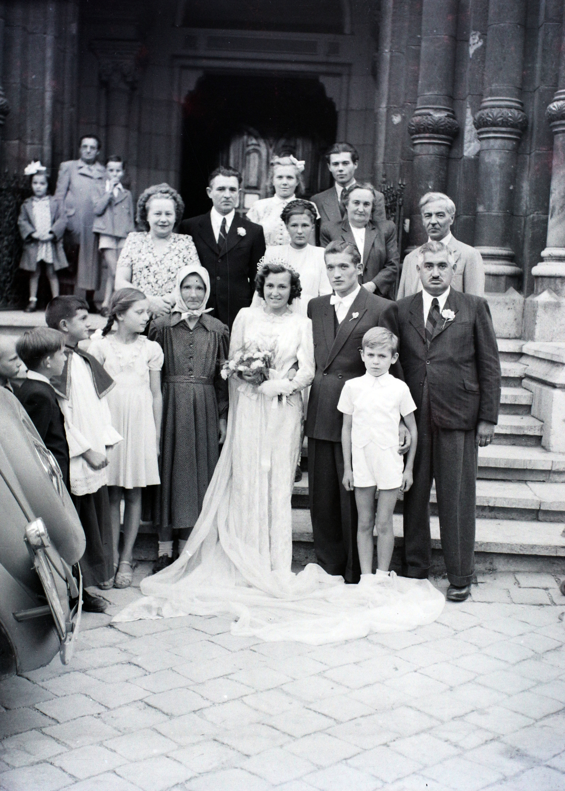 Hungary, Budapest IX., Bakáts tér, Assisi Szent Ferenc-templom., 1949, Hámori Gyula, Budapest, wedding ceremony, tableau, flower, bride, groom, kids, Fortepan #105537