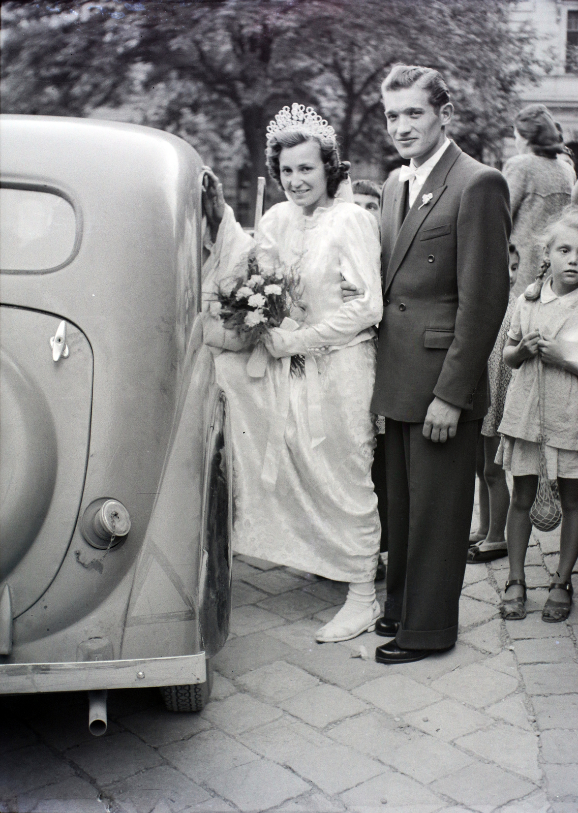 Hungary, Budapest IX., Bakáts tér, a felvétel az Assisi Szent Ferenc-templom előtt készült., 1949, Hámori Gyula, Budapest, entering the car, bride, wedding ceremony, girl, groom, Fortepan #105538
