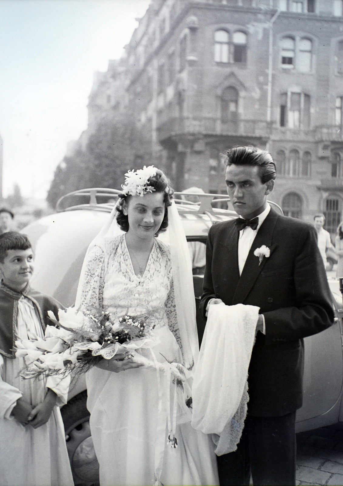 Hungary, Budapest IX., Bakáts tér az Assisi Szent Ferenc-templom előtt, szemben a Bakáts utca., 1949, Hámori Gyula, Budapest, bride, groom, flower, Fortepan #105539