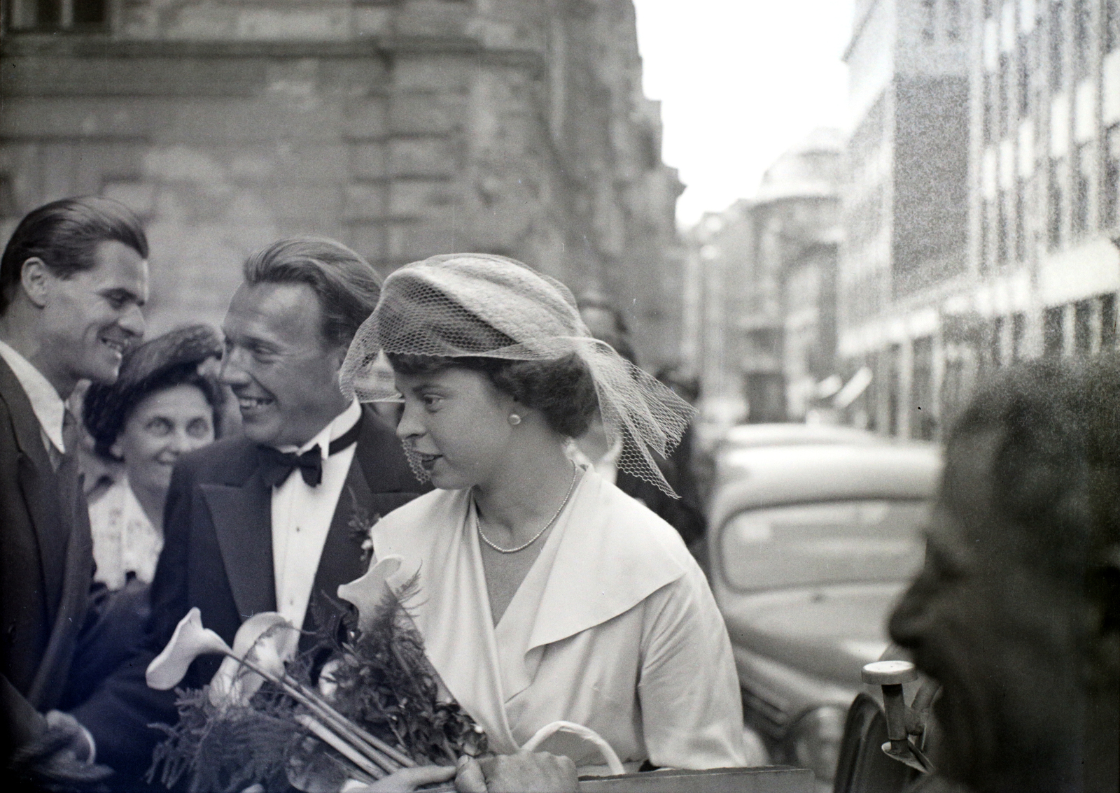 Hungary, Budapest V., Papnövelde (Prohászka Ottokár) utca az Egyetemi templom előtt., 1948, Hámori Gyula, Budapest, bride, groom, Fortepan #105546