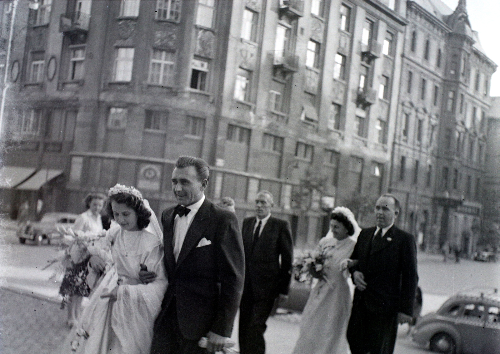 Hungary, Budapest V., Szent István tér, a felvétel a Szent István-bazilika főbejárata előtt készült, szemben a Hercegprímás (Wekerle Sándor) utca és a Sas utca közötti házsor., 1949, Hámori Gyula, Budapest, wedding ceremony, Fortepan #105557