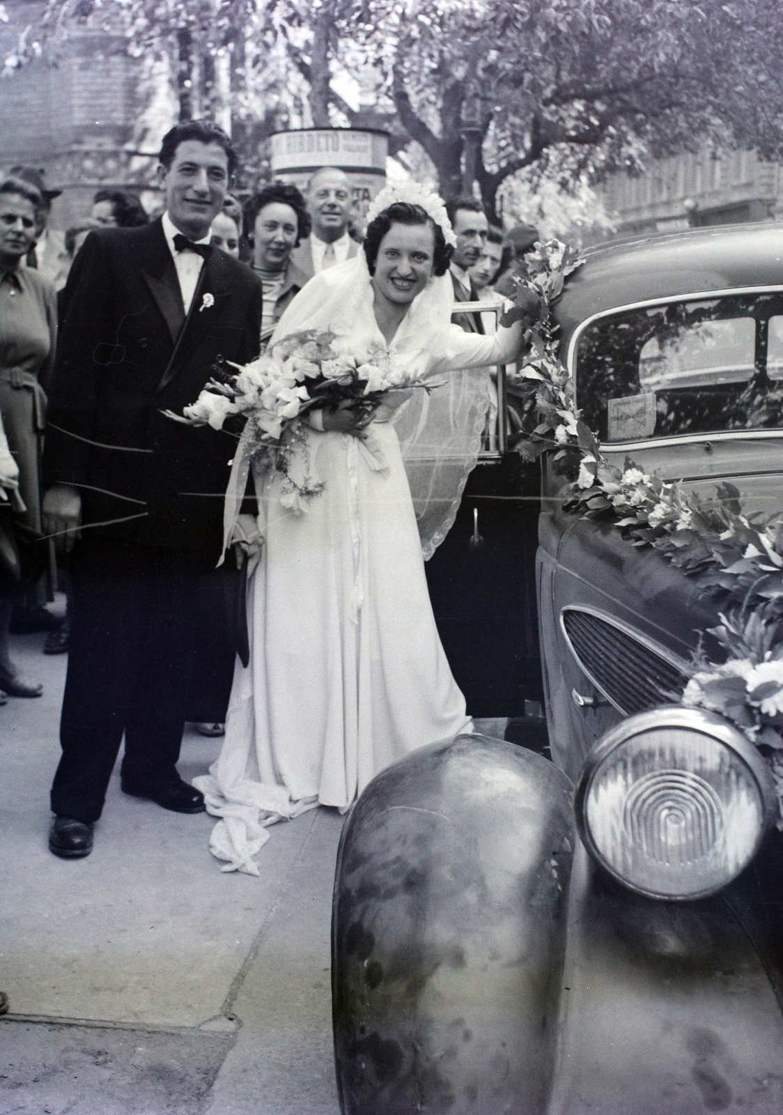 Hungary, Budapest VII., Dohány utca, a felvétel a zsinagóga előtt készült., 1949, Hámori Gyula, Budapest, entering the car, Fortepan #105559