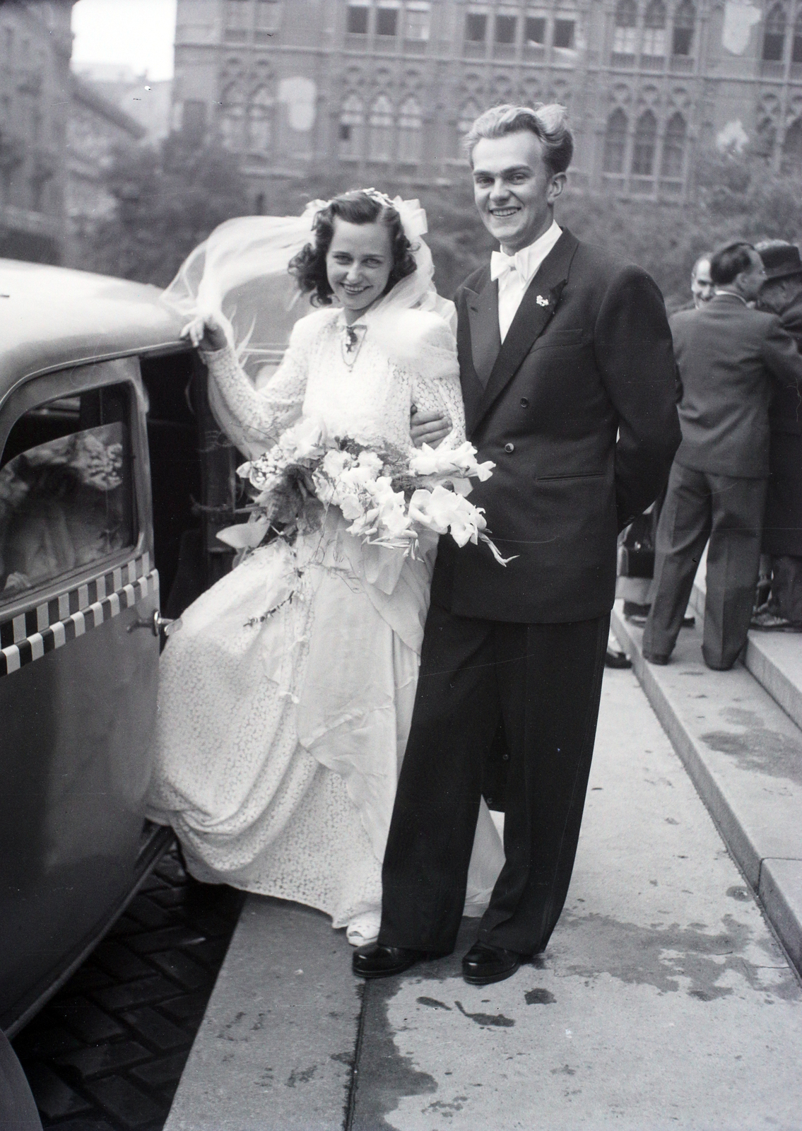 Hungary, Budapest V., Szent István tér, a felvétel a Szent István-bazilika főbejárata előtt készült, háttérben a Hercegprímás (Wekerle Sándor) utca sarkán álló ház., 1949, Hámori Gyula, Budapest, entering the car, Fortepan #105561