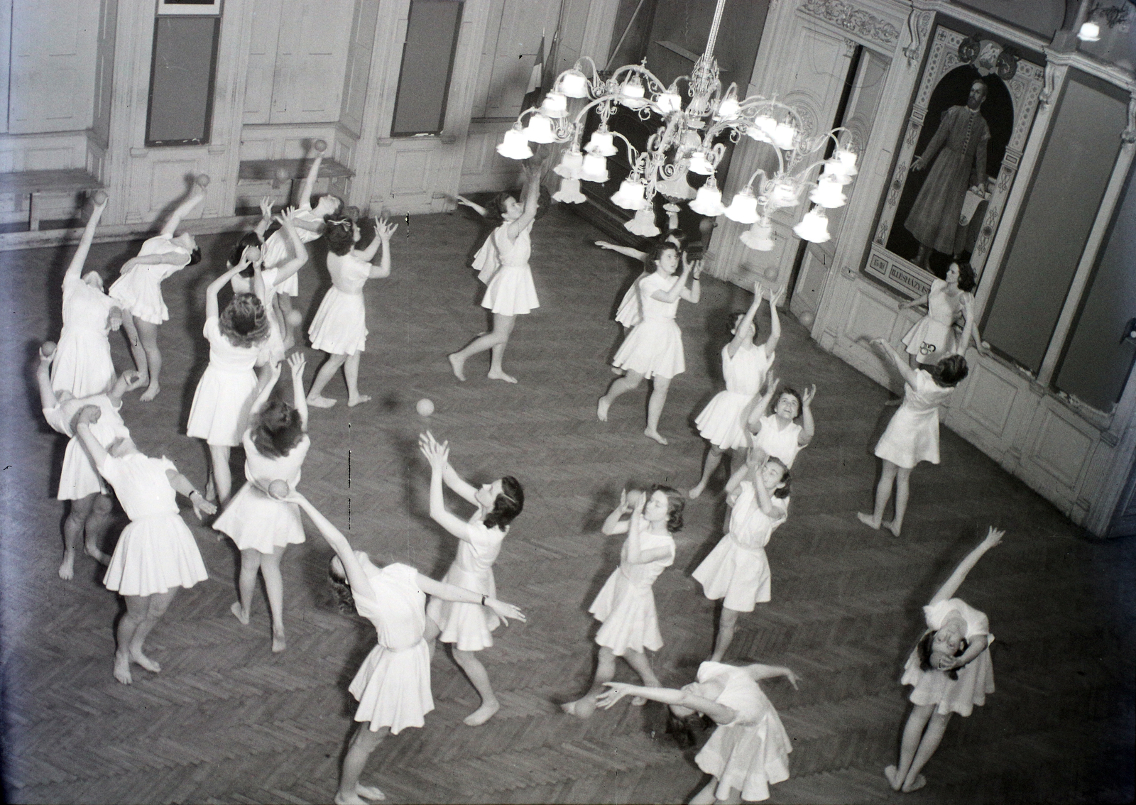 Hungary, Budapest V., Sütő utca 1., a Deák Téri Evangélikus Gimnázium díszterme., 1950, Hámori Gyula, chandelier, parquet floor, ball, Budapest, female gymnast, István Illésházy-portrayal, Fortepan #105564