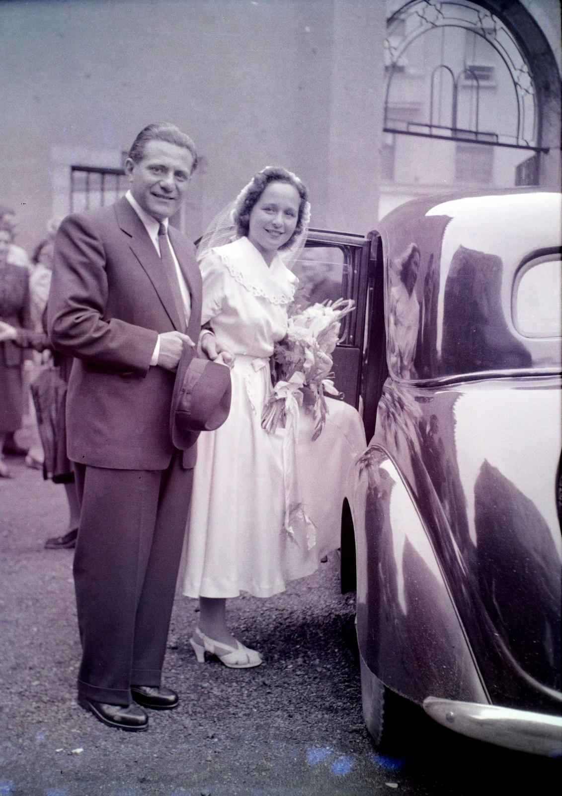 Hungary, Budapest VII., Dohány utcai zsinagóga udvara, háttérben a Wesselényi utcai kapu., 1949, Hámori Gyula, Budapest, entering the car, Fortepan #105569