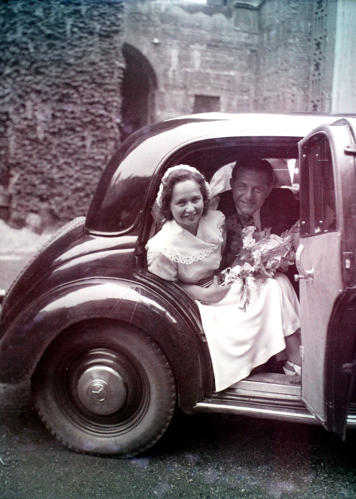 Hungary, Budapest VII., Dohány utcai zsinagóga udvara., 1949, Hámori Gyula, Budapest, bride, automobile, groom, Mercedes-Benz 170V, Mercedes-brand, Fortepan #105571