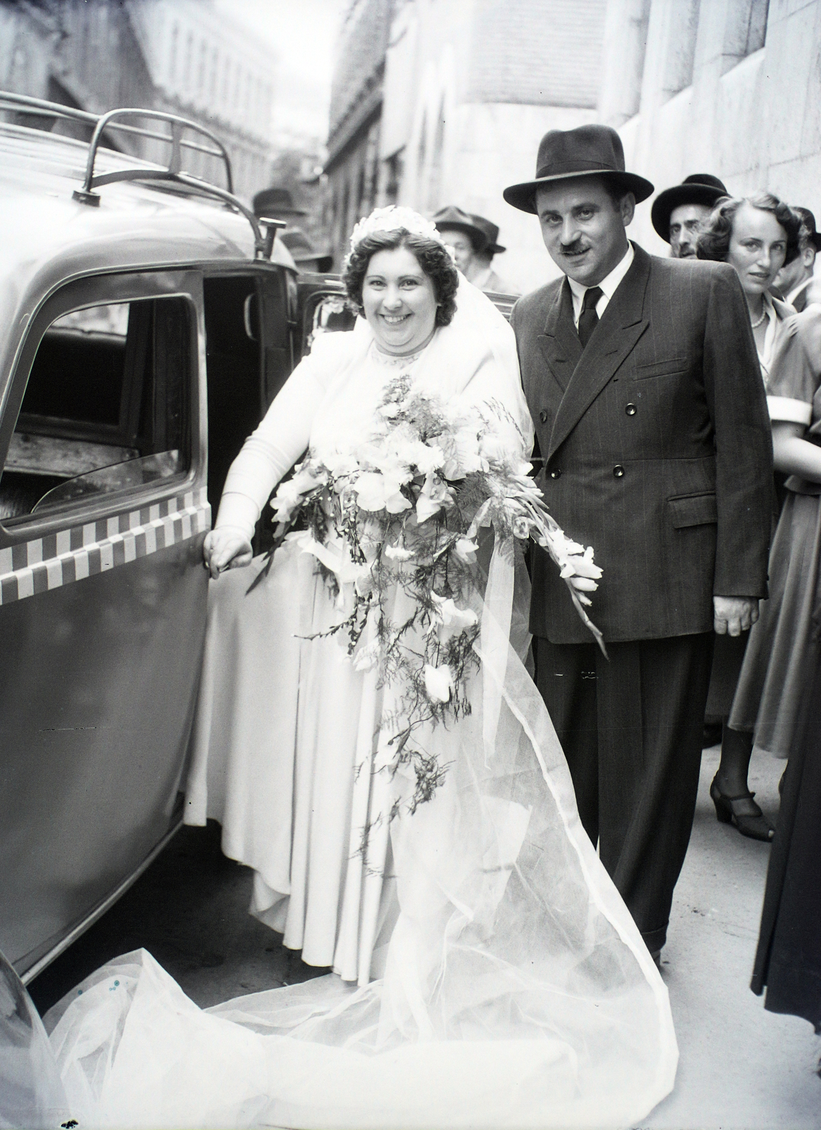 Hungary, Budapest VII., Kazinczy utca, a felvétel a zsinagóga előtt készült., 1949, Hámori Gyula, Budapest, entering the car, Fortepan #105576