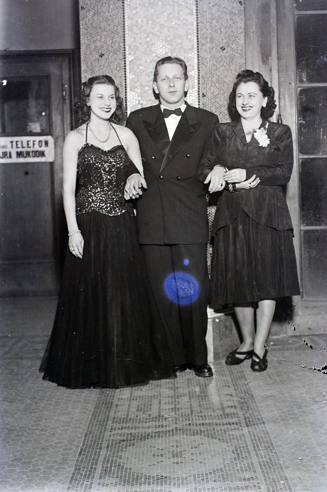 Hungary, Budapest XI., Gellért Gyógyfürdő, bál résztvevői a főbejáratnál., 1948, Hámori Gyula, Budapest, erroneous photo, lady, gentleman, evening gown, phone booth, Fortepan #105579
