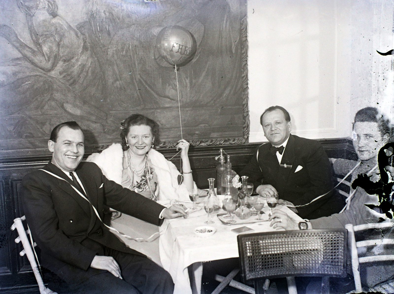 Magyarország, Budapest VII., Fészek Klub. Budapest Bál, a fővárosi alkalmazottak Budapest Sportegyesületének bálja., 1948, Hámori Gyula, Budapest, rontott fotó, hölgy, úriember, asztaltársaság, festmény, léggömb, Fortepan #105584