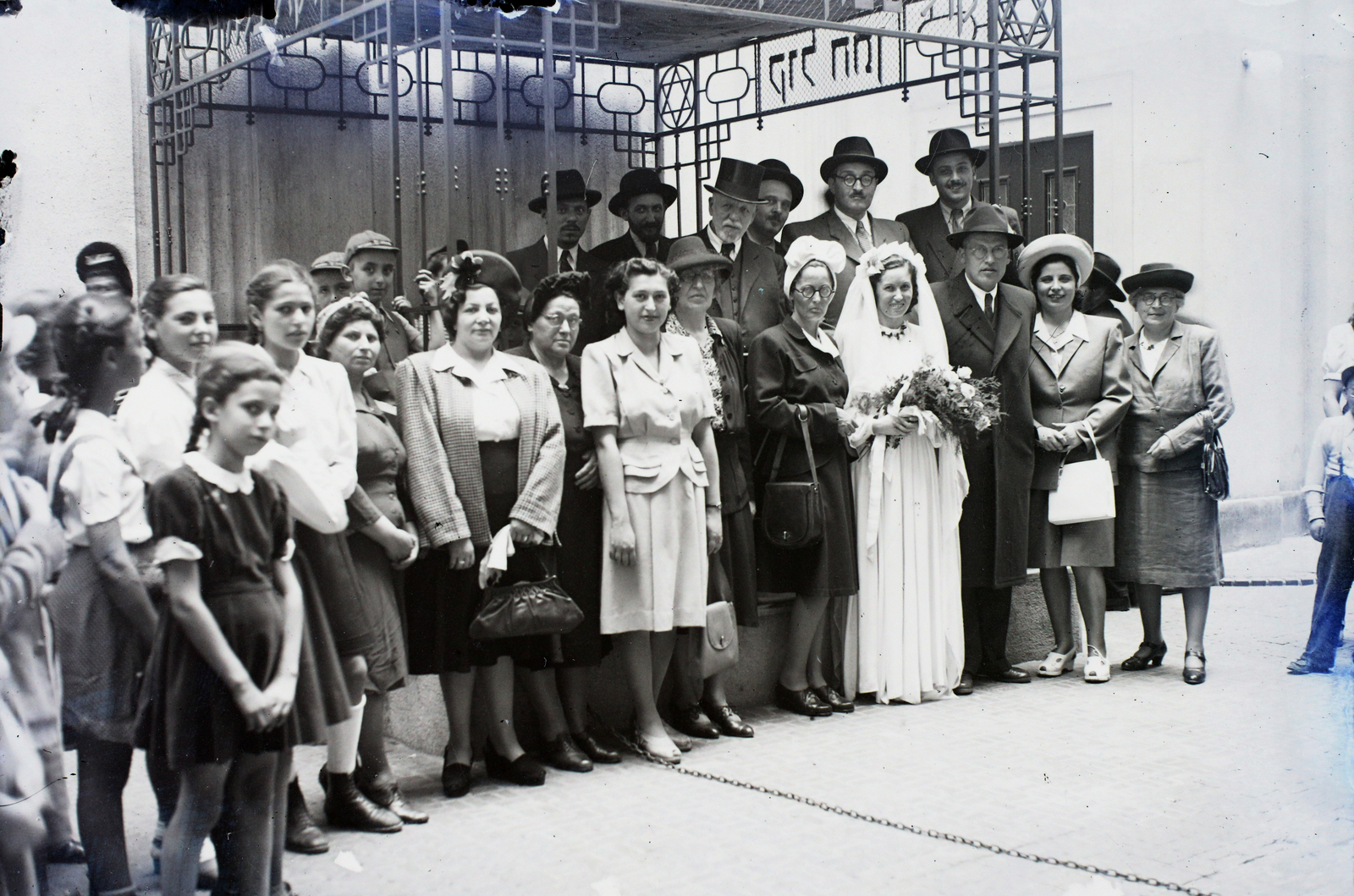 Hungary, Budapest VII., a Kazinczy utcai orthodox központ udvara, hüpe (menyegzői baldachin) a zsinagógánál., 1946, Hámori Gyula, judaism, Budapest, Hebrew script, chuppah, yellow star, Fortepan #105587