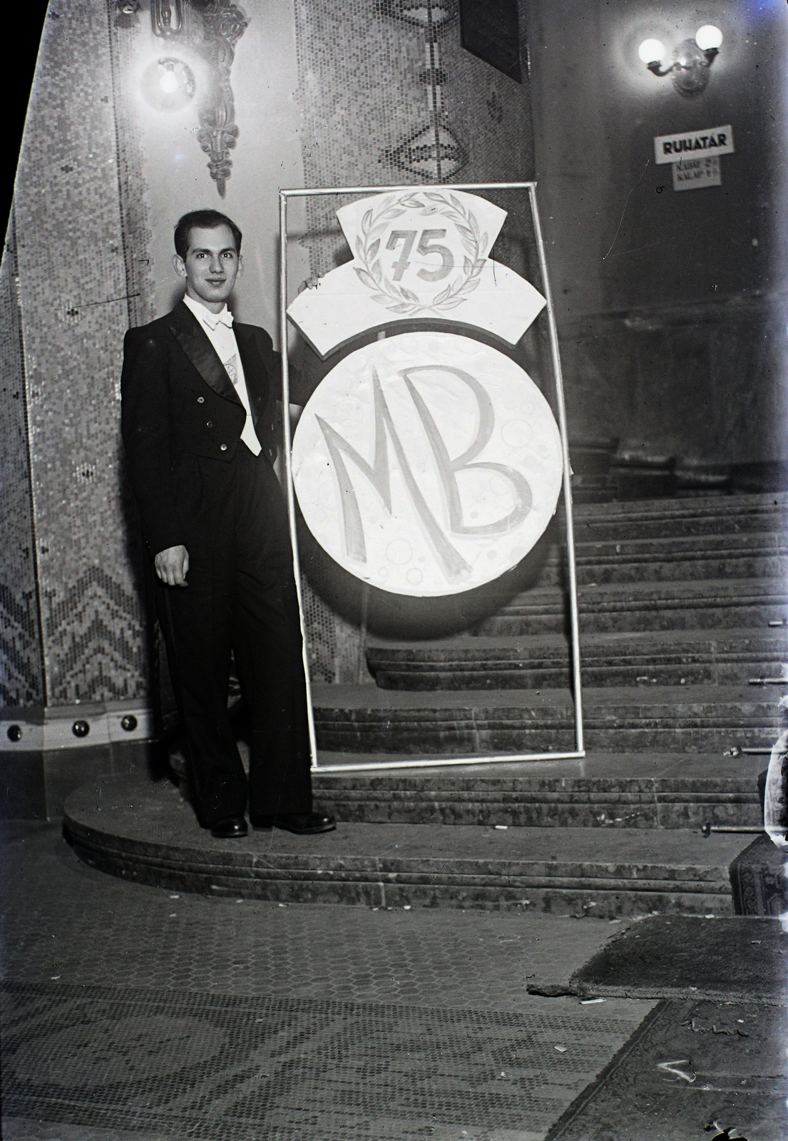 Hungary, Budapest XI., Gellért Gyógyfürdő, jubileumi bál résztvevője a főbejárat melletti lépcsőnél., 1948, Hámori Gyula, Budapest, gentleman, white tie, Fortepan #105589
