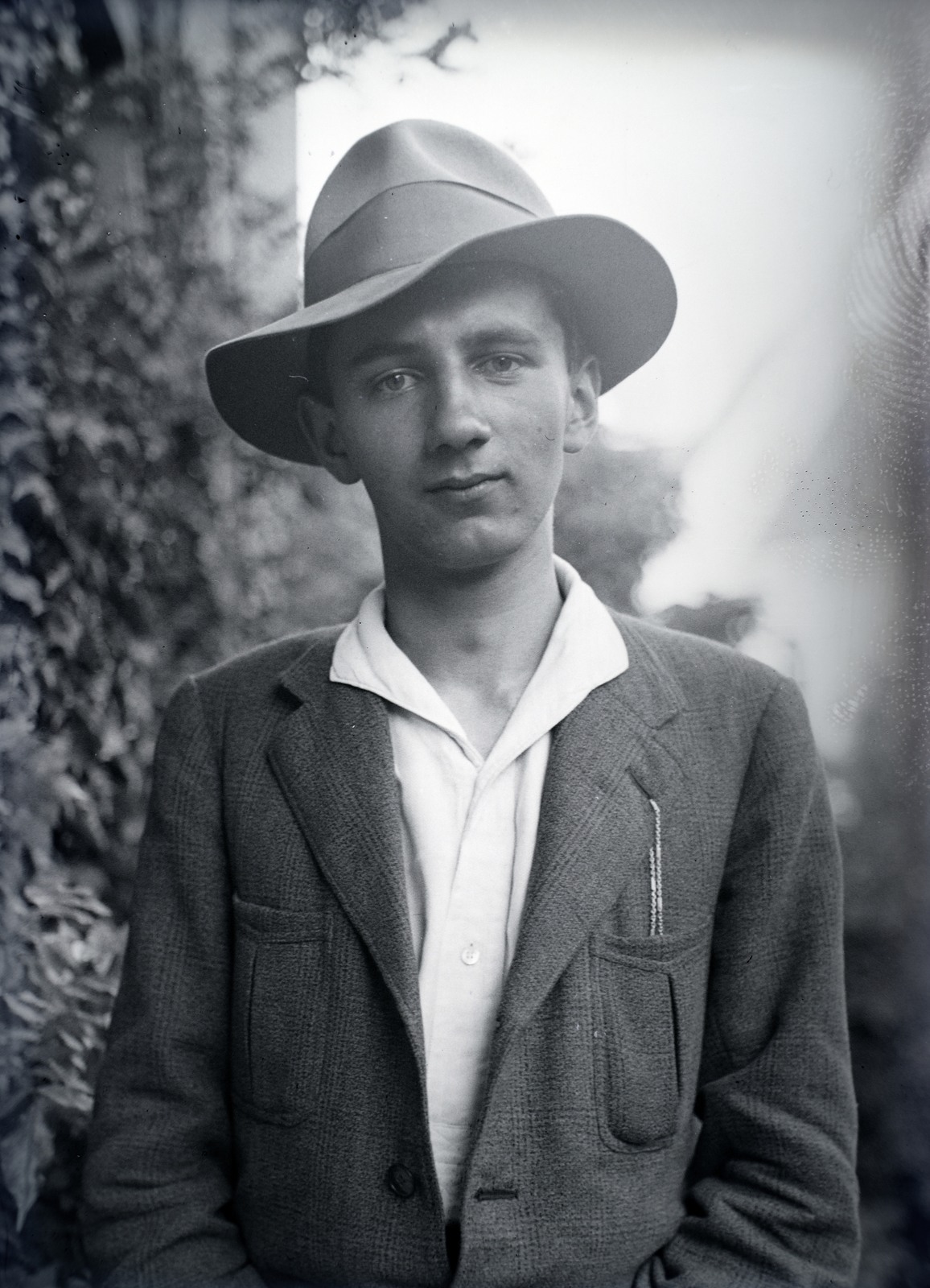 1933, Kurutz Márton, portrait, hat, open-necked shirt, Fortepan #10559