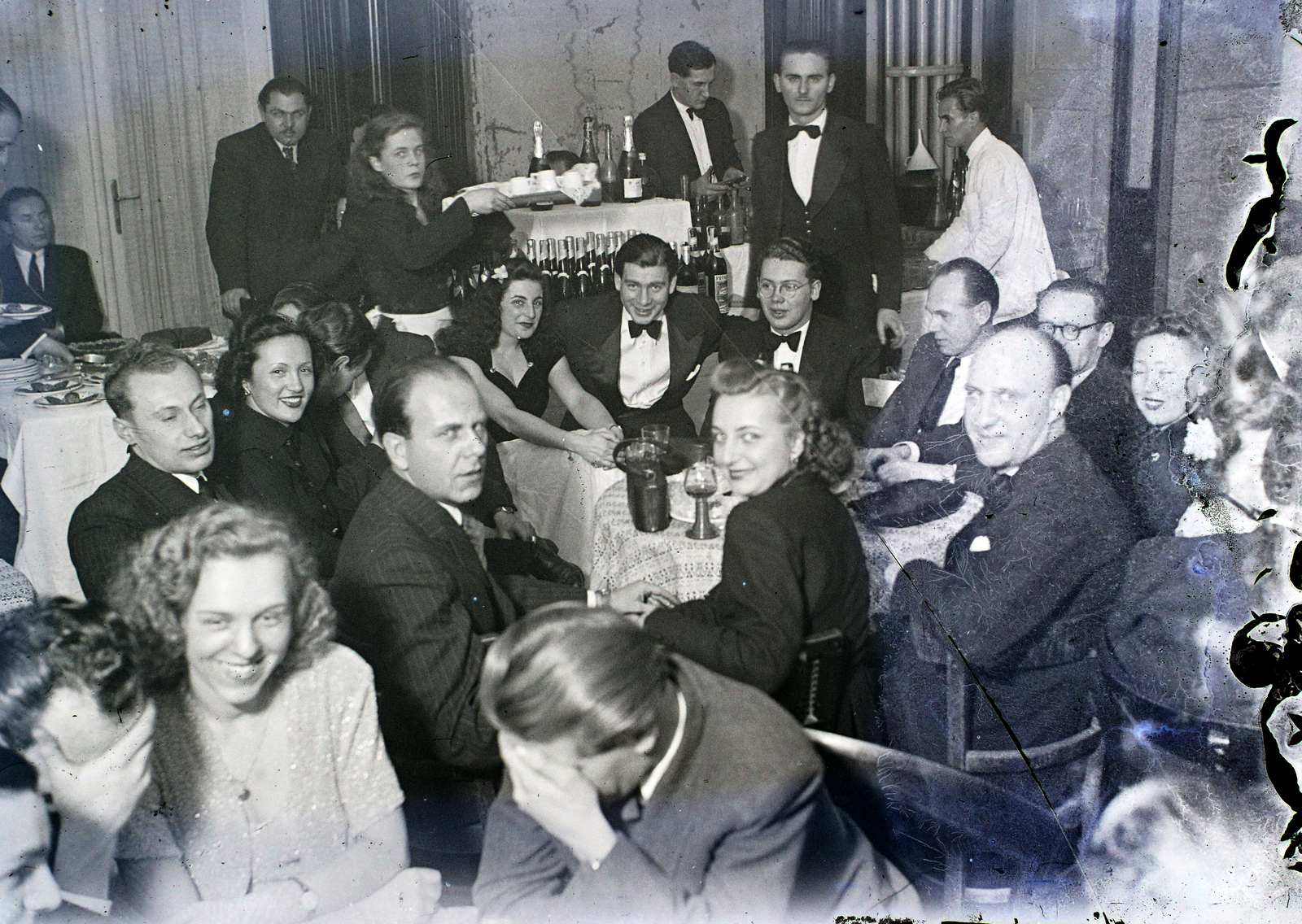 Hungary, 1948, Hámori Gyula, Budapest, table society, fun, waiter, champagne, hospitality, Fortepan #105590
