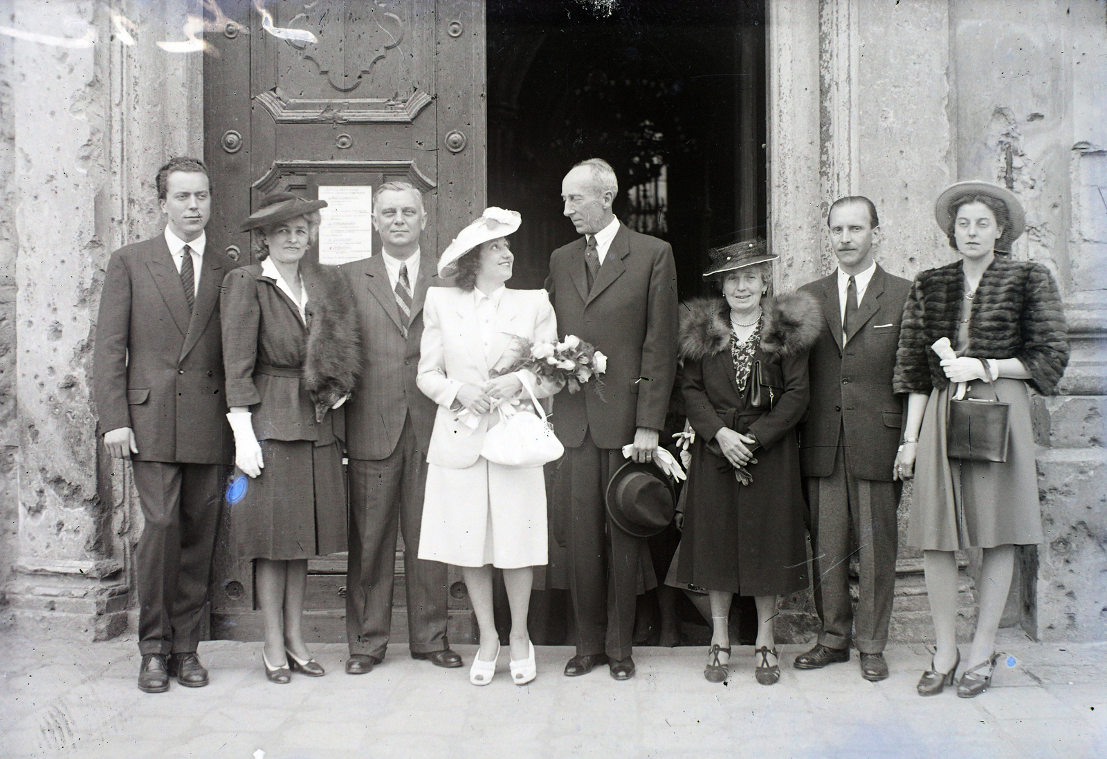 Hungary, Budapest V., Március 15. (Eskü) tér, a felvétel a Belvárosi Nagyboldogasszony Főplébánia-templom kapujánál készült., 1947, Hámori Gyula, Budapest, bride, wedding ceremony, tableau, Fortepan #105593