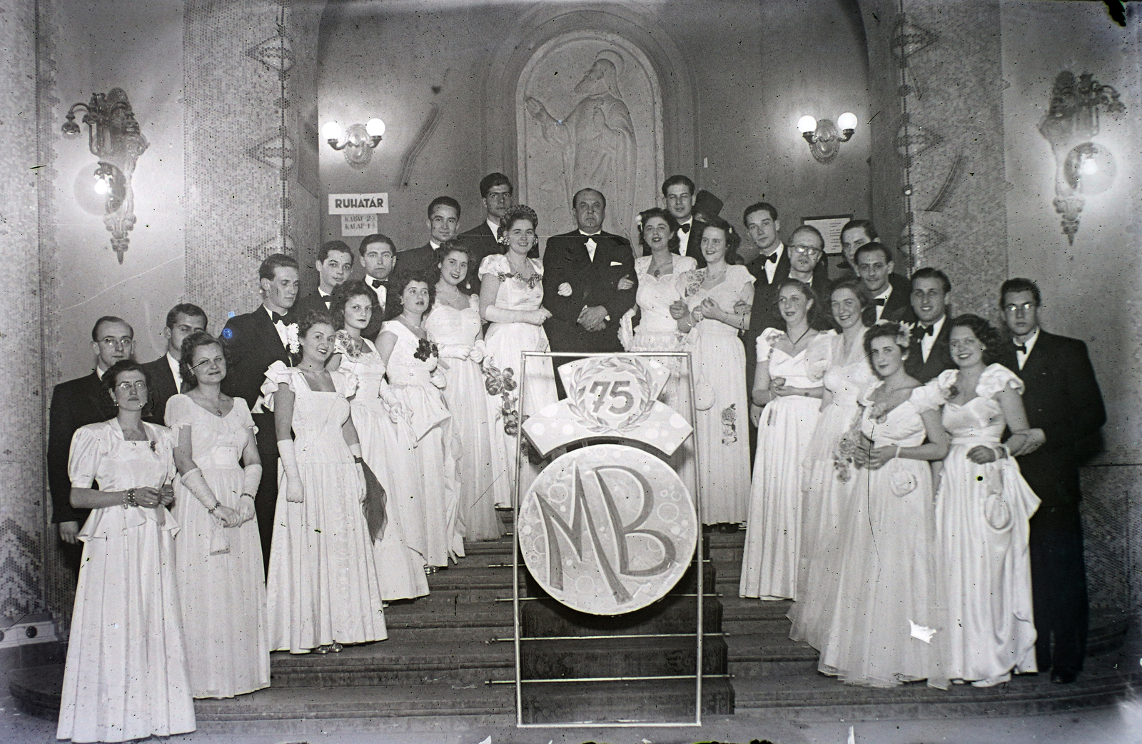 Hungary, Budapest XI., Gellért Gyógyfürdő, jubileumi bál résztvevői a főbejárat melletti lépcsőnél, mögöttük Szent Gellértet ábrázoló dombormű látható., 1948, Hámori Gyula, Budapest, tableau, evening gown, Fortepan #105596