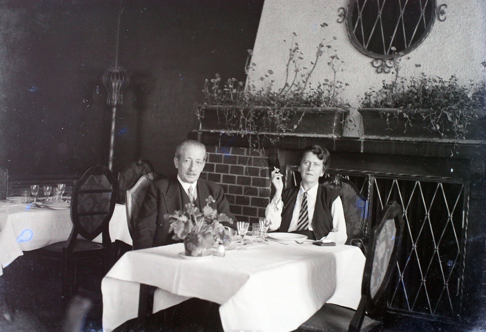 Hungary, 1949, Hámori Gyula, Budapest, lady, gentleman, arm chair, restaurant, smoking, Fortepan #105600